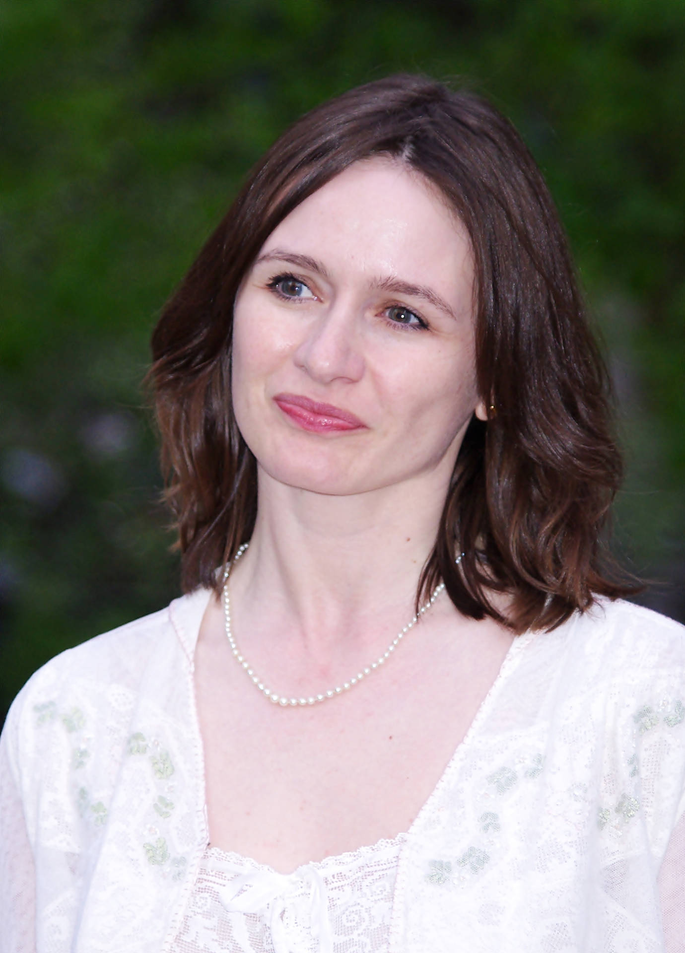 Emily Mortimer Pleasing Background