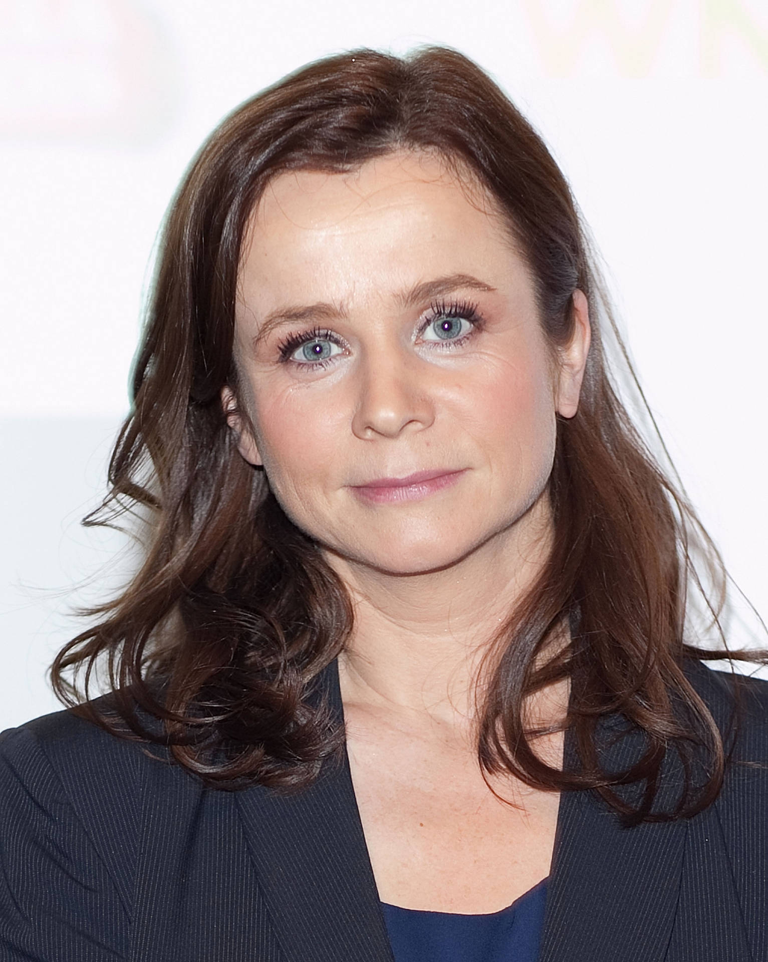 Emily Watson With Brunette Hair Background