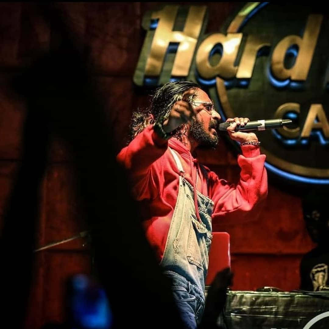 Emiway Bantai Performanceat Hard Rock Cafe Background