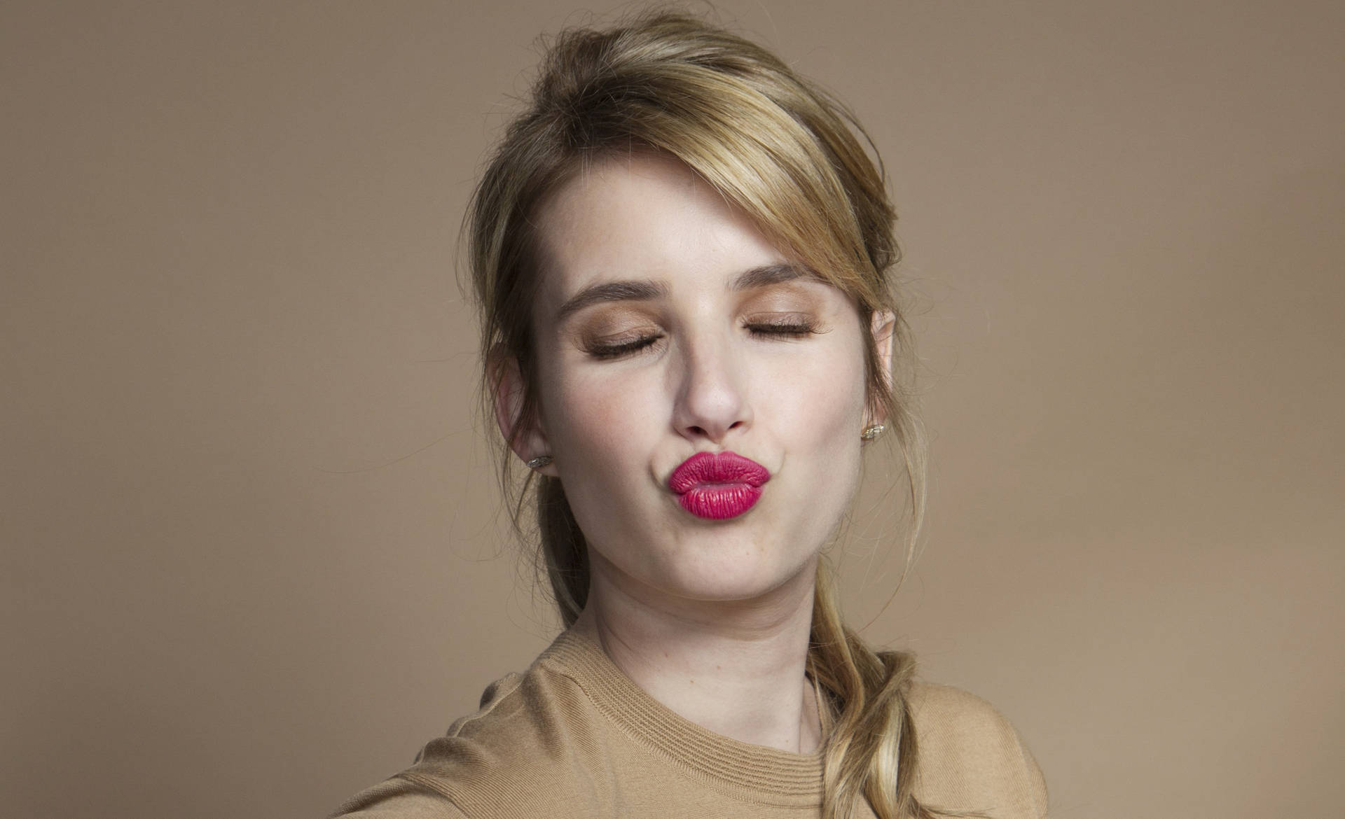 Emma Roberts Kissing Face Background