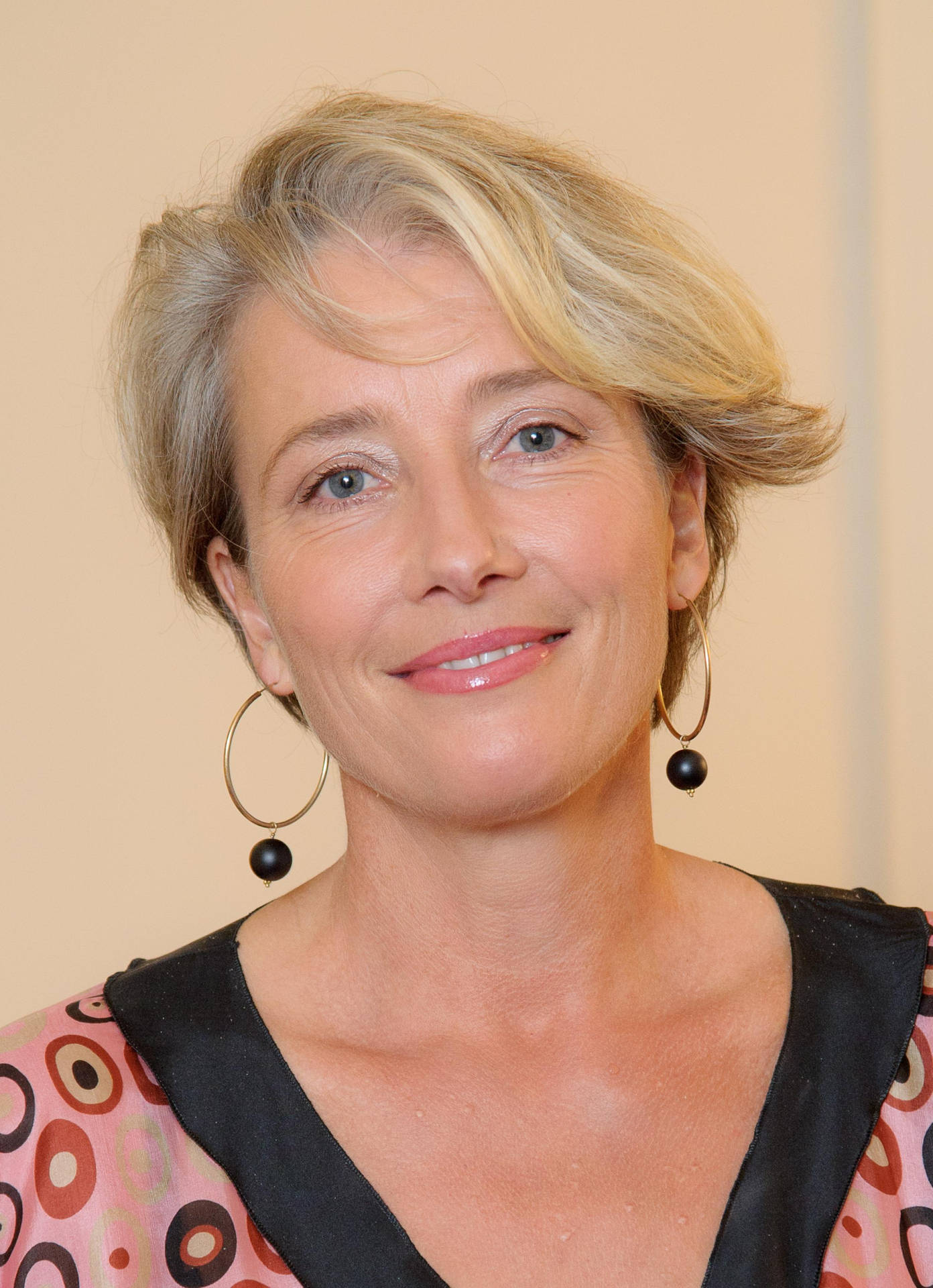 Emma Thompson In Short Hair Background