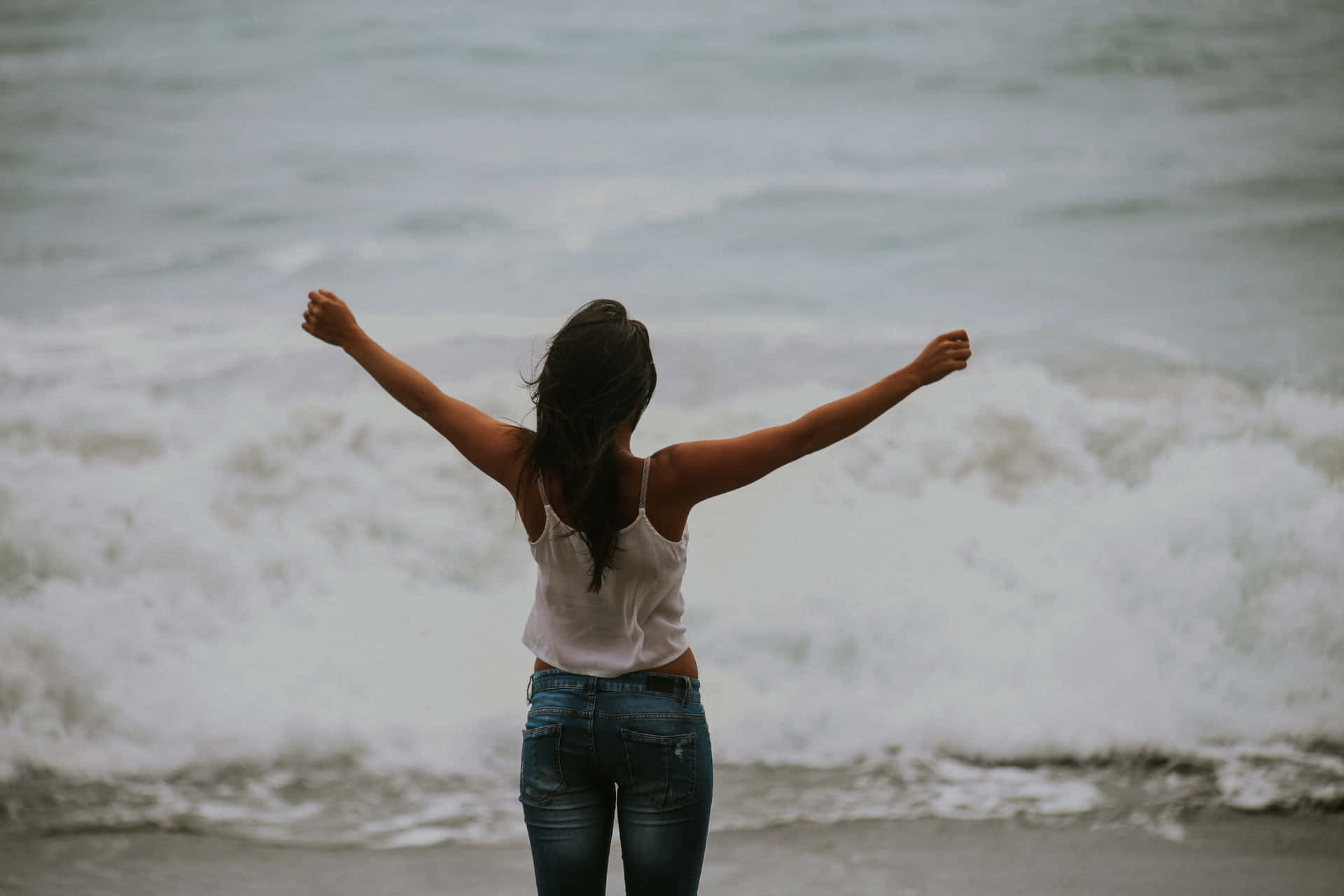 Empowered Mujer Soltera Embracing The Waves