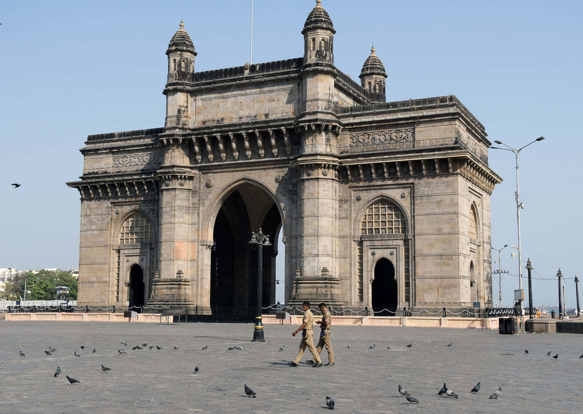 Empty Plaza Gateway To India Background