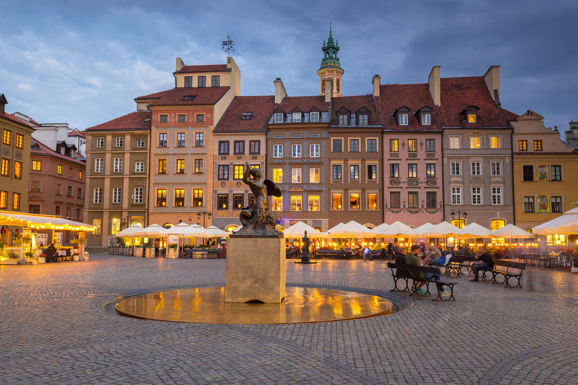 Enchanting Night View Of Poland's Old Town Background