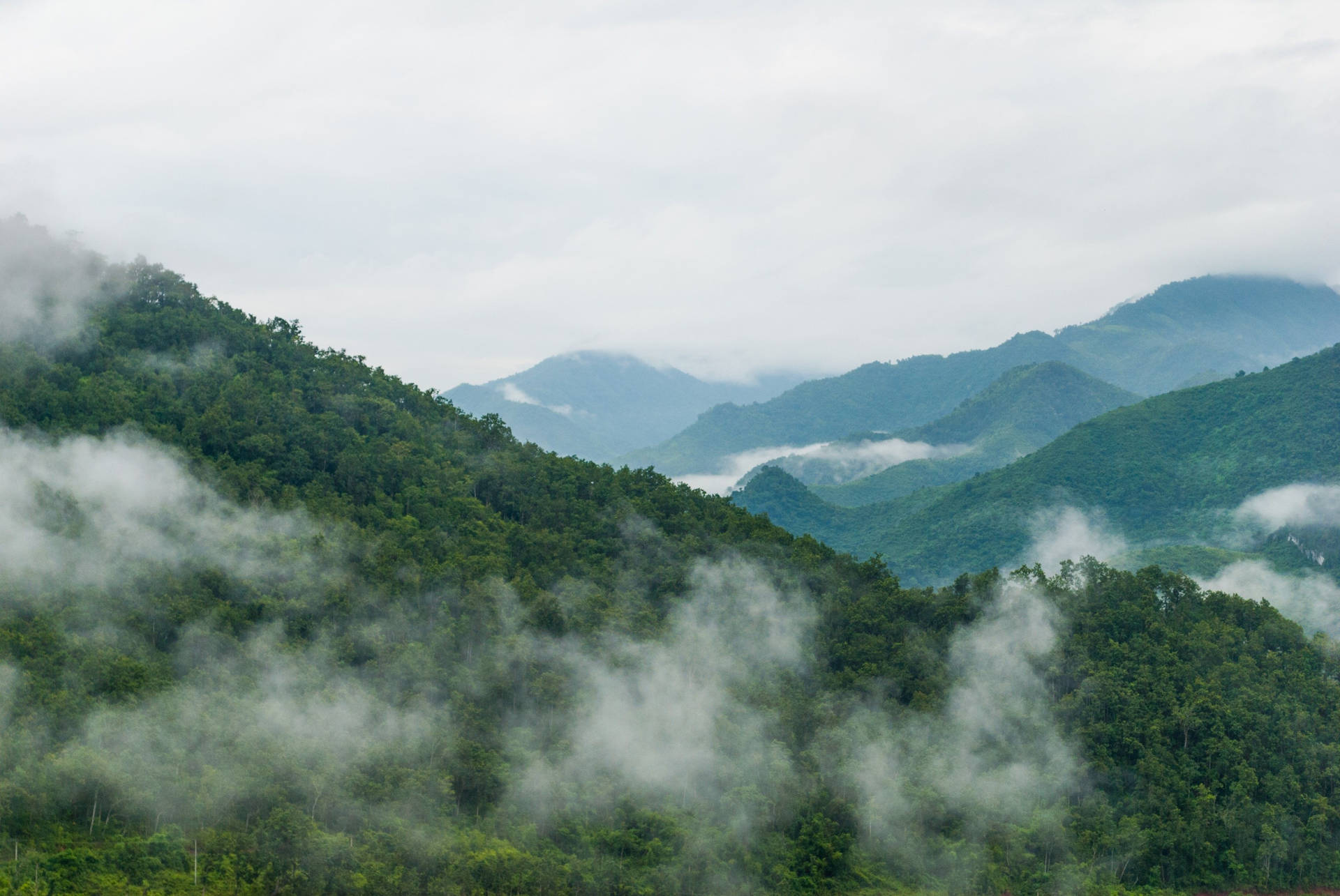 Enchanting Panorama Of Cloudy Smoky Mountains Background