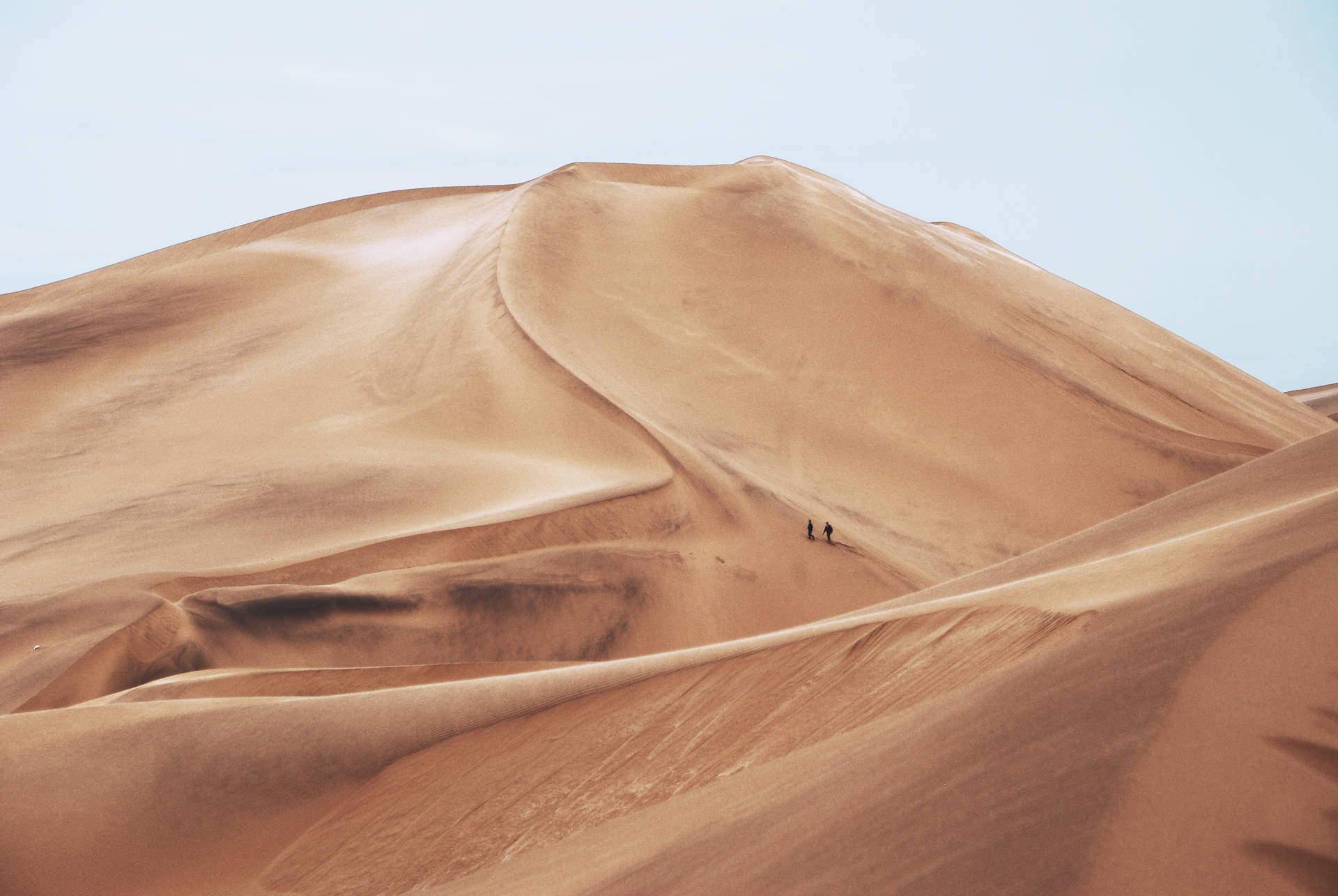 Enchanting Solitude In The Heart Of Desert Background