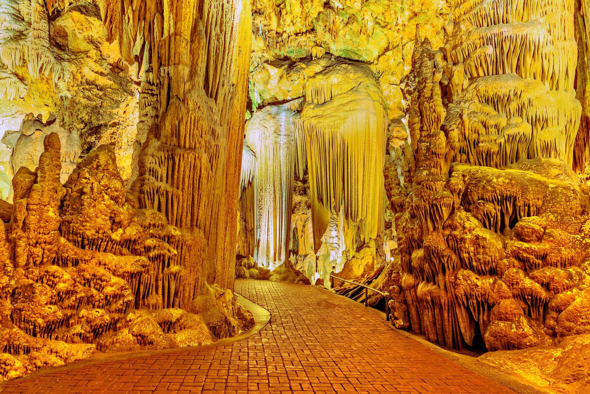 Enchanting View Of Luray Caverns In Virginia Background