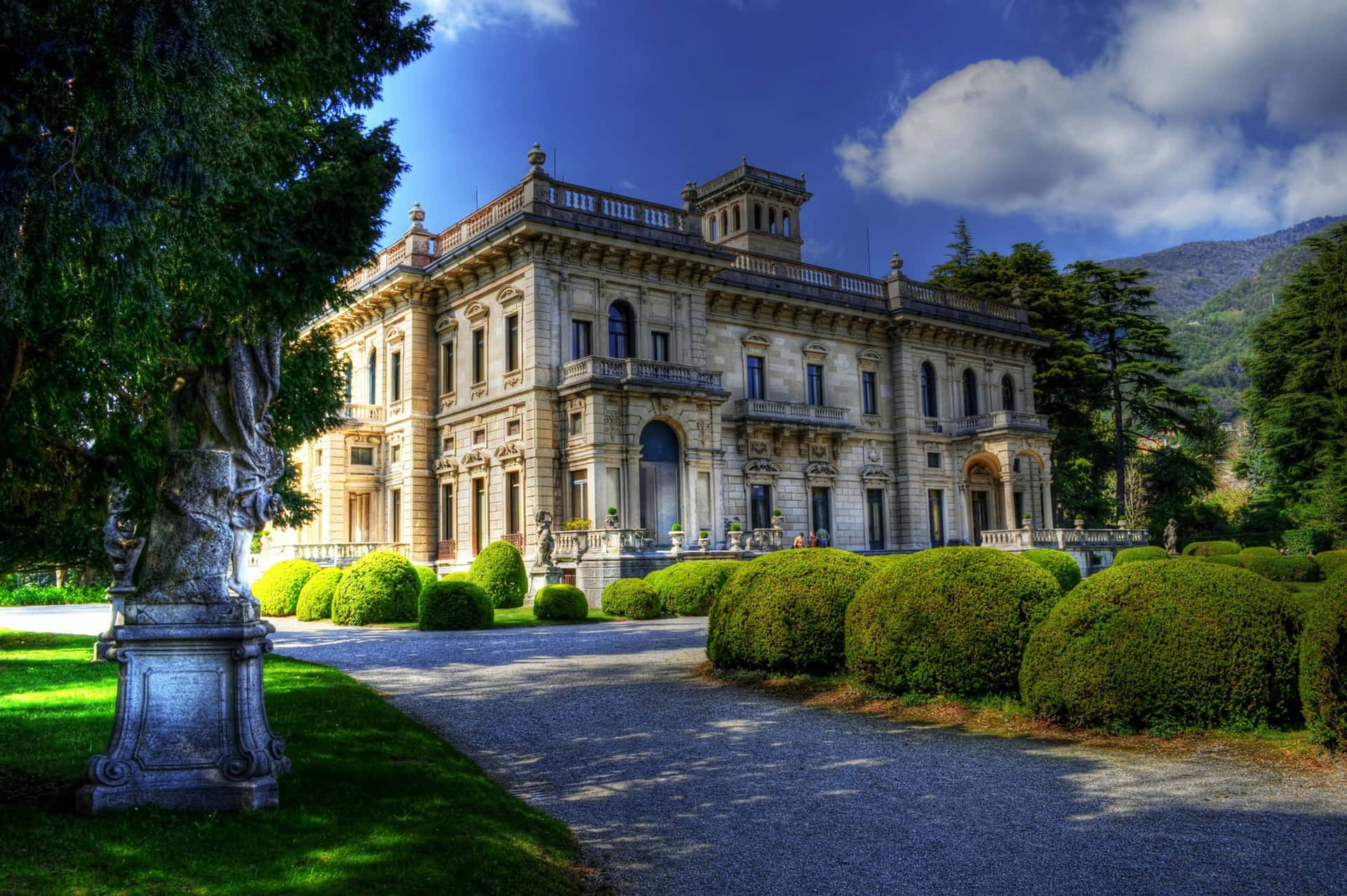 Enchanting Villa Erba Mansion In Italy Background