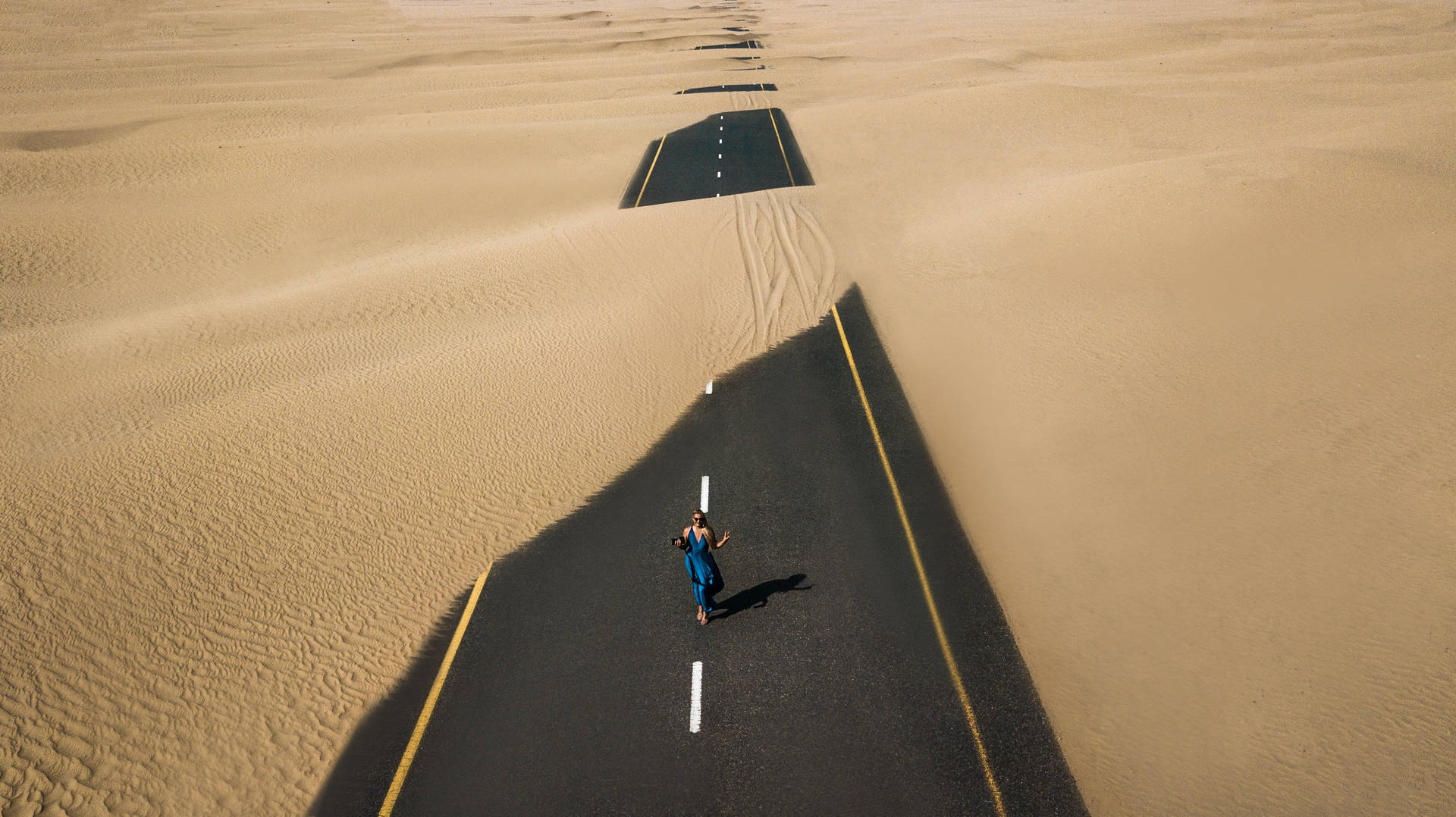 Endless Beauty Of Desert Exploration Background