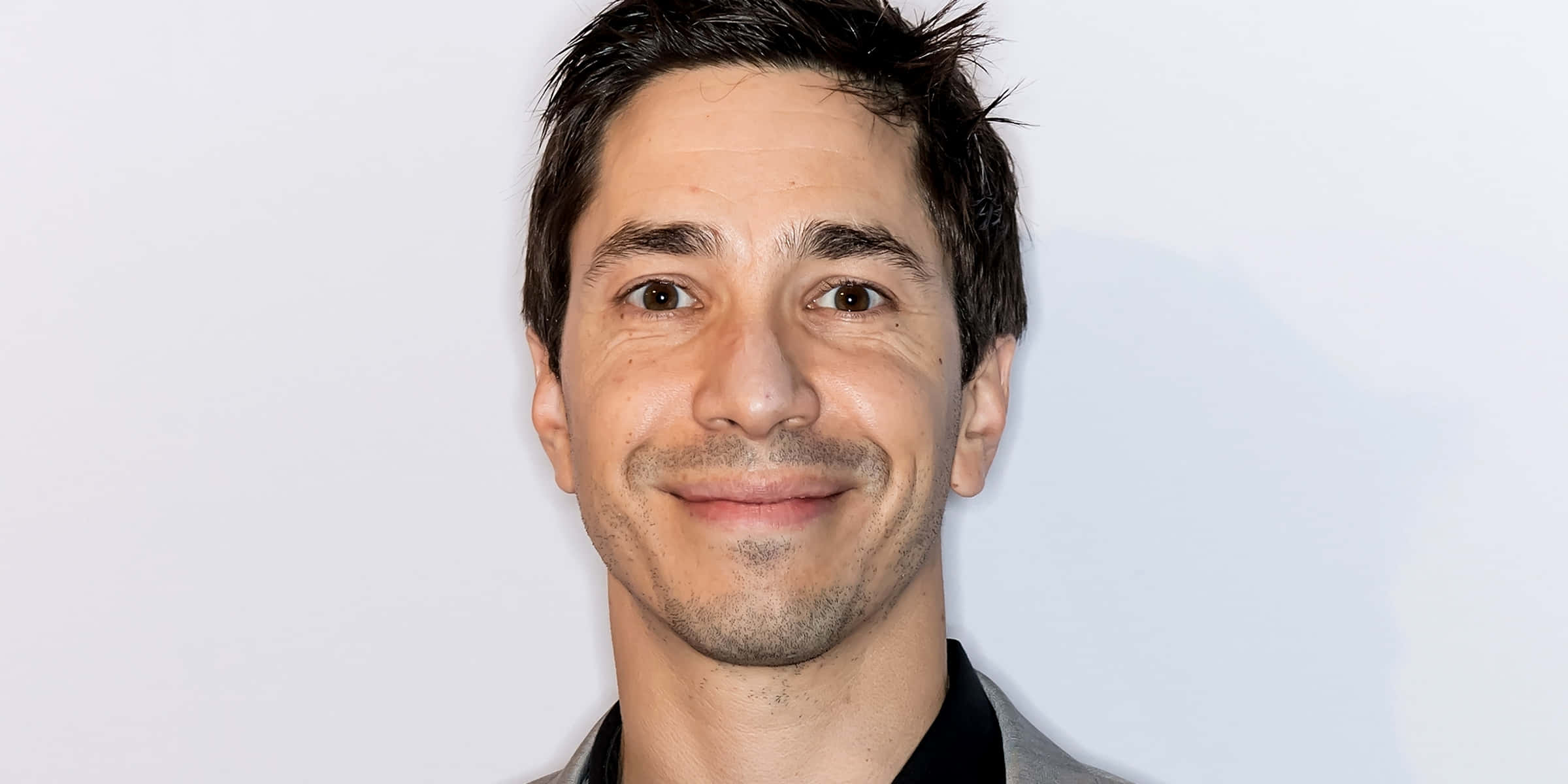 Engaging Portrait Of Actor Justin Long Background