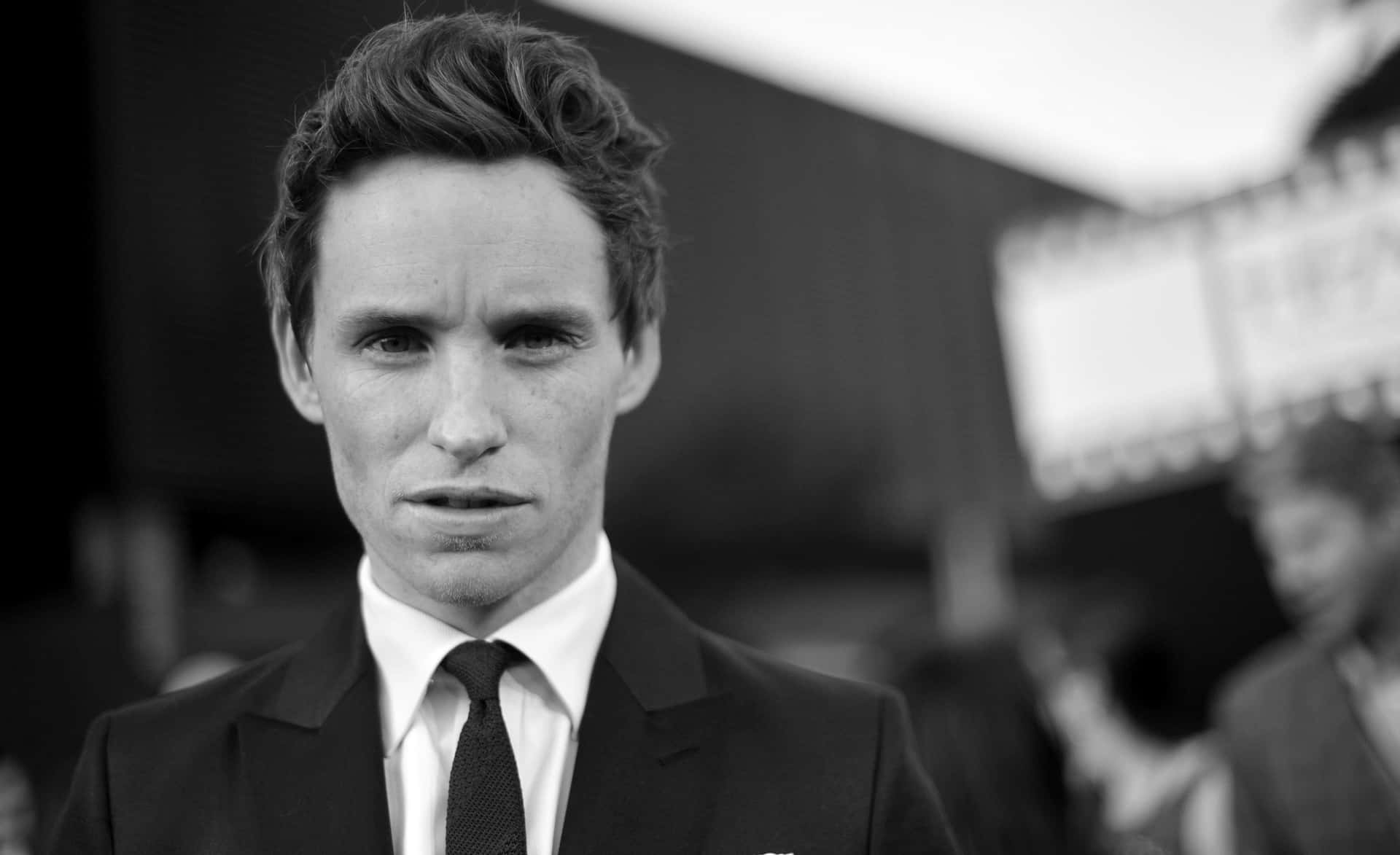 Engaging Portrait Of Eddie Redmayne Background