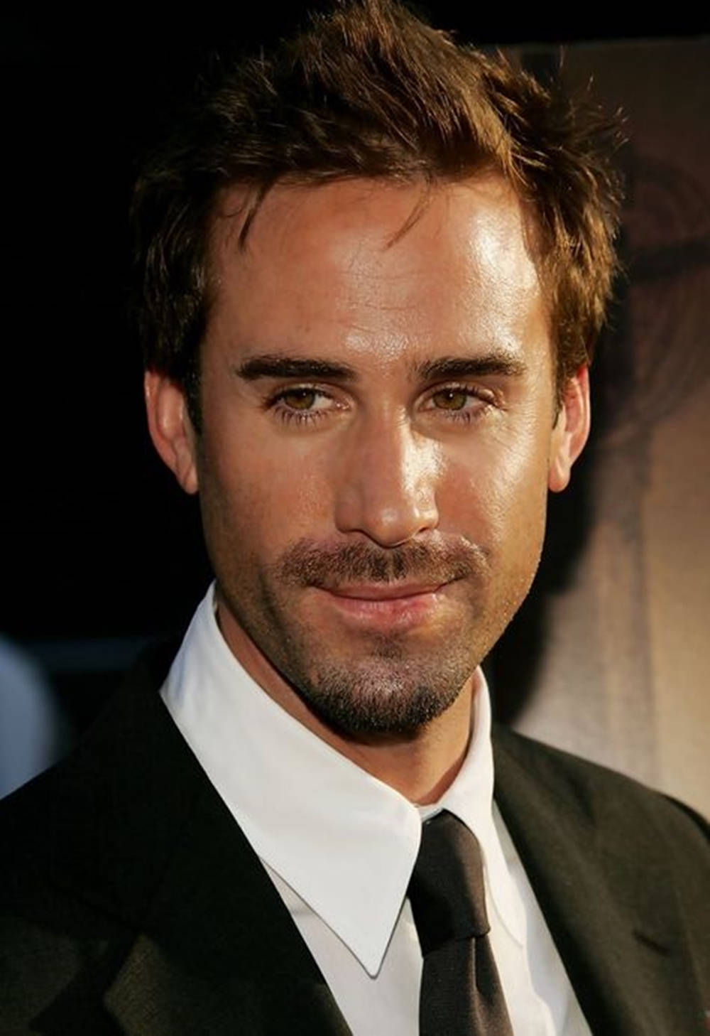 Engaging Portrait Of Joseph Fiennes Background