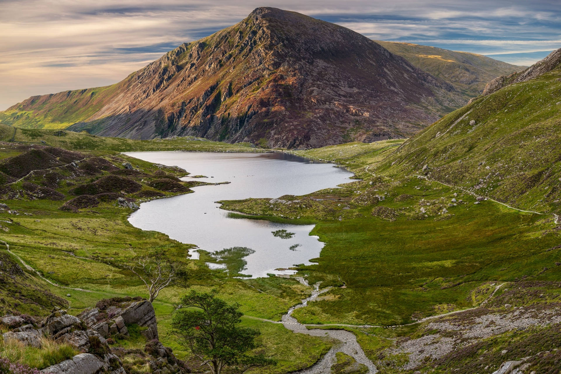 Engaging View Of Llyn Llydaw Lake In Wales