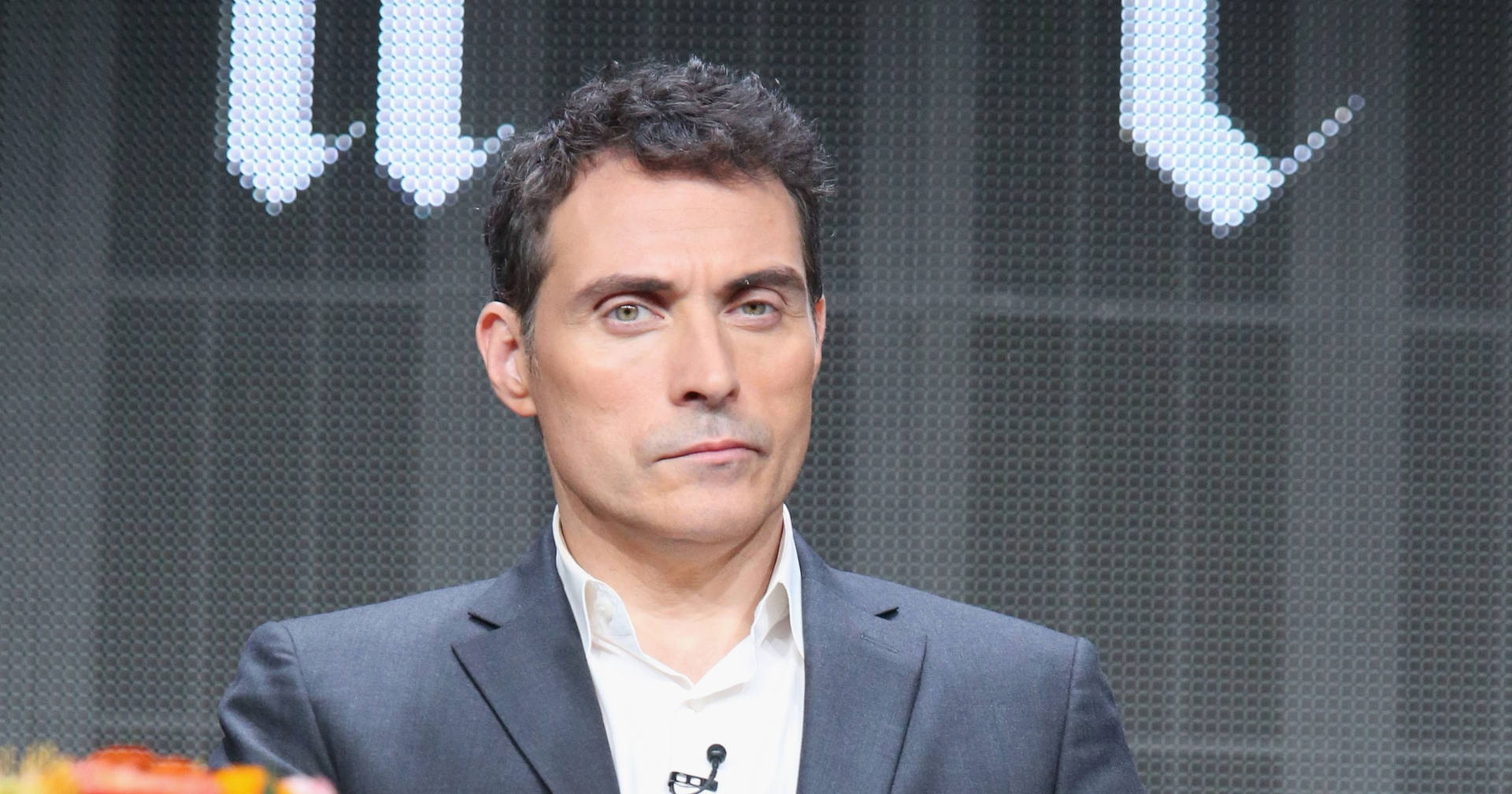 English Actor Rufus Sewell Scorning A Poker Face