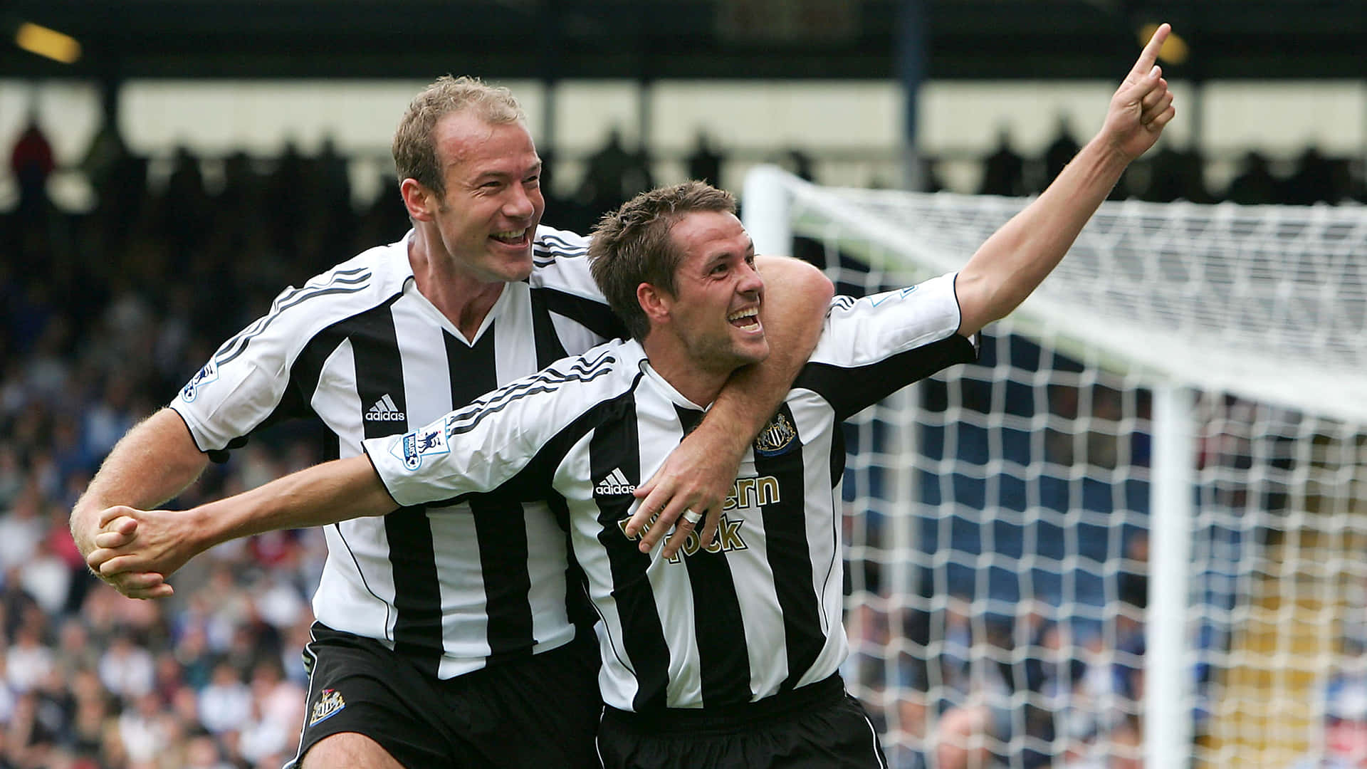 English Football Player Alan Shearer And Michael Owen Background