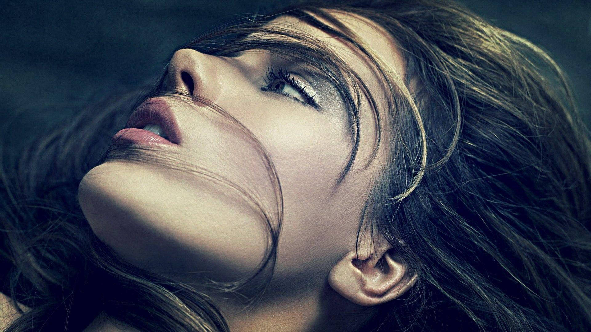 English Model Kate Beckinsale Glamorous Makeup Background