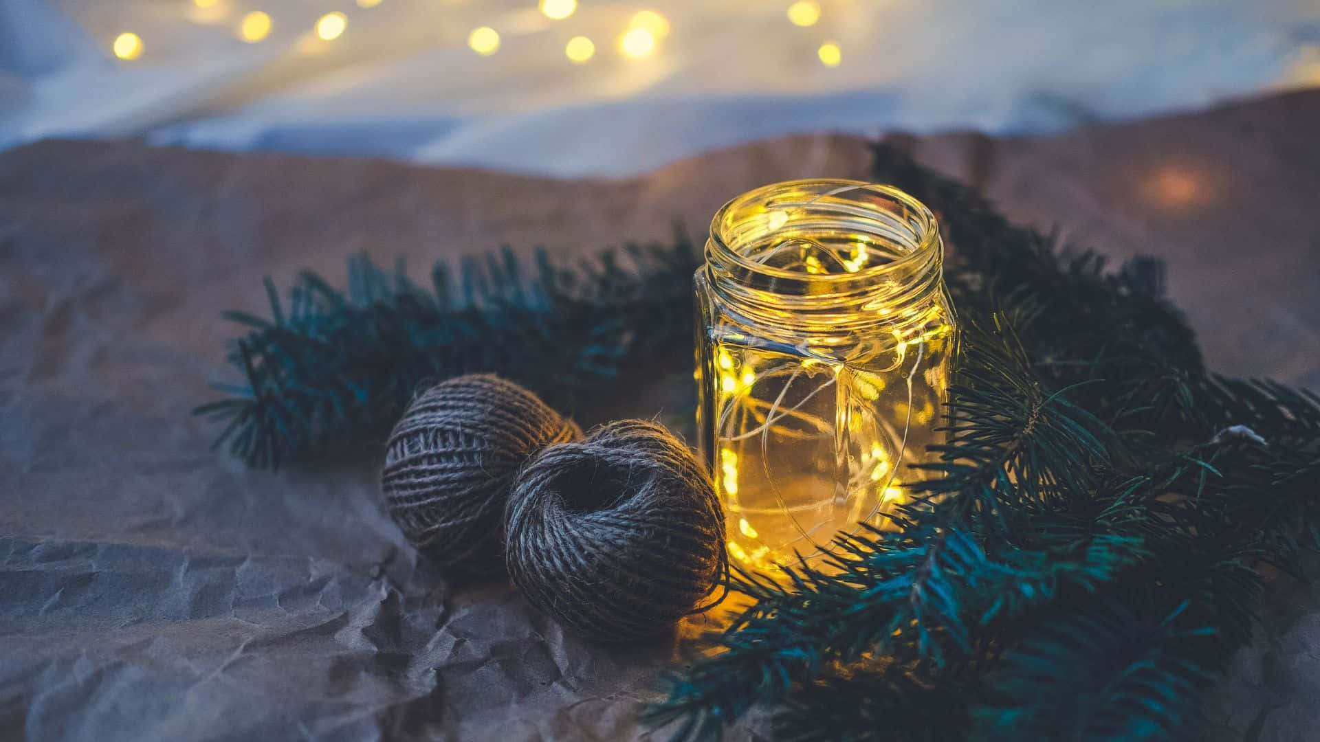 Enhance Your Christmas Mood With This Aesthetically Pleasing Computer! Background