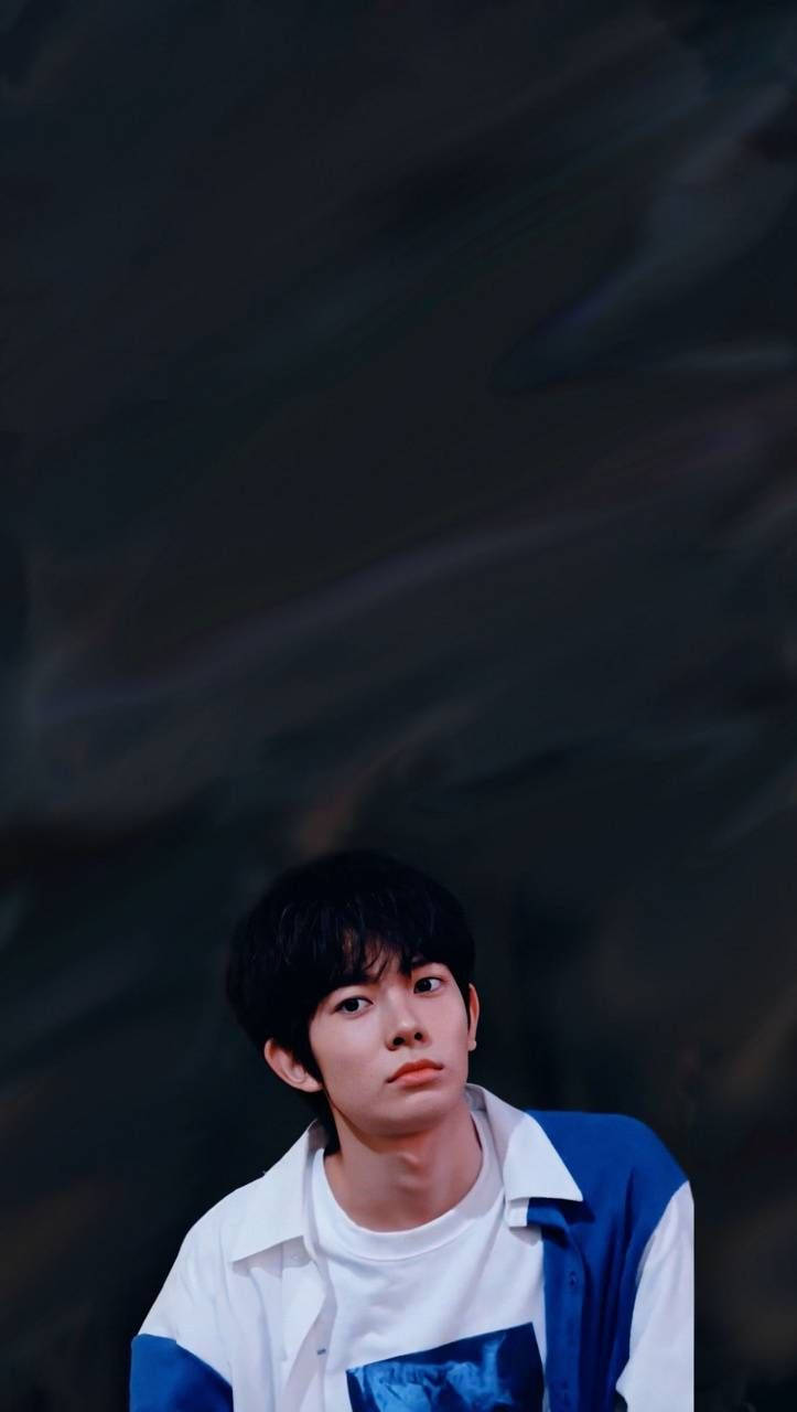 Enhypen Member Heeseung Black Phone Background