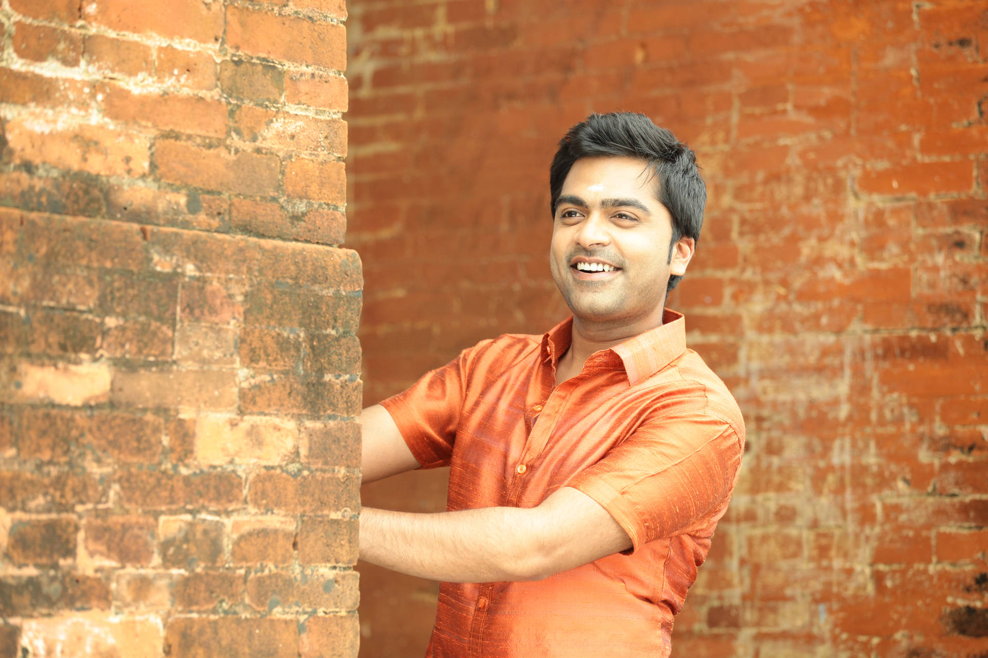 Enigmatic Look Of The Young Simbu Background
