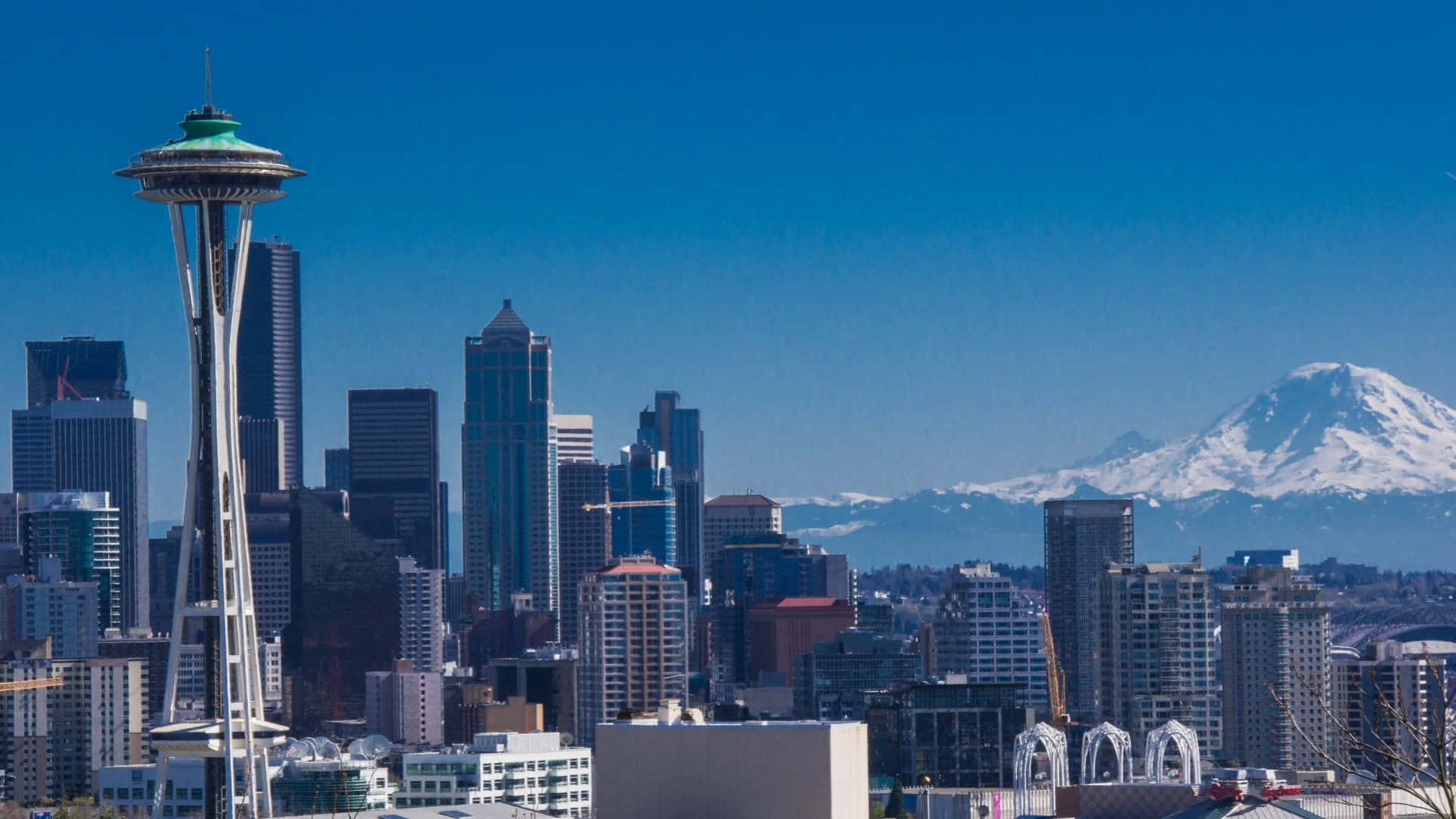 Enjoy A Beautiful Summer Day In The Heart Of Seattle Background