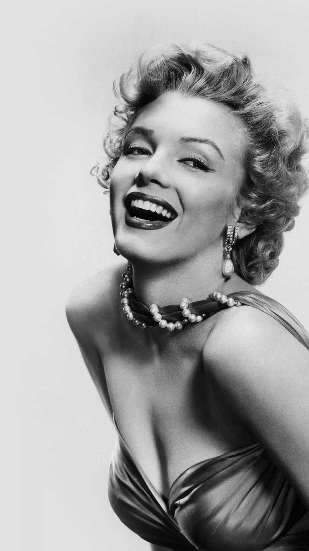 Enjoy A Classic Hollywood Glamour Moment With Legendary Beauty Marilyn Monroe. Background