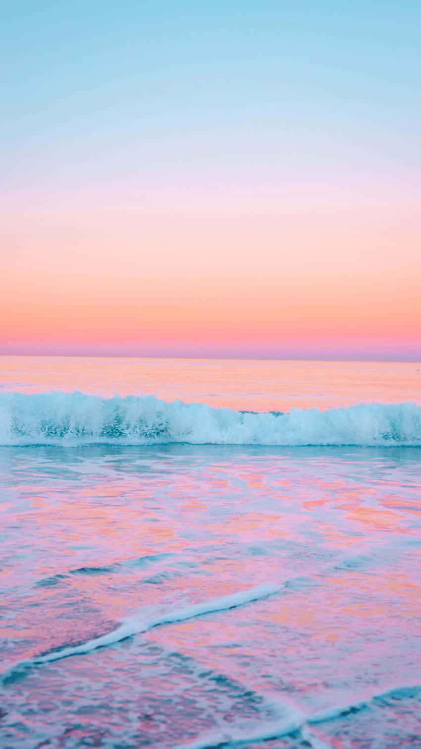 Enjoy A Day At The Beach With A Beautiful Skyline In The Background Background