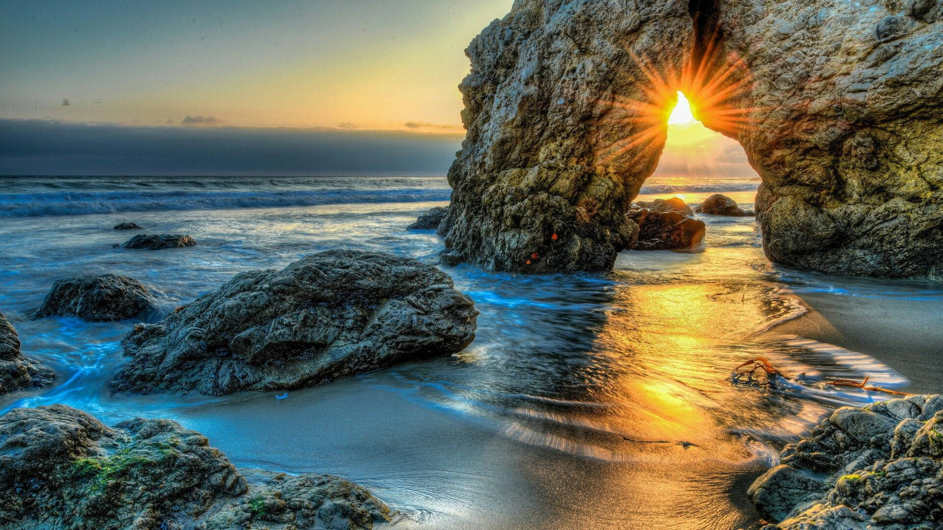 Enjoy A Peaceful Sunset At Malibu Beach In California Background