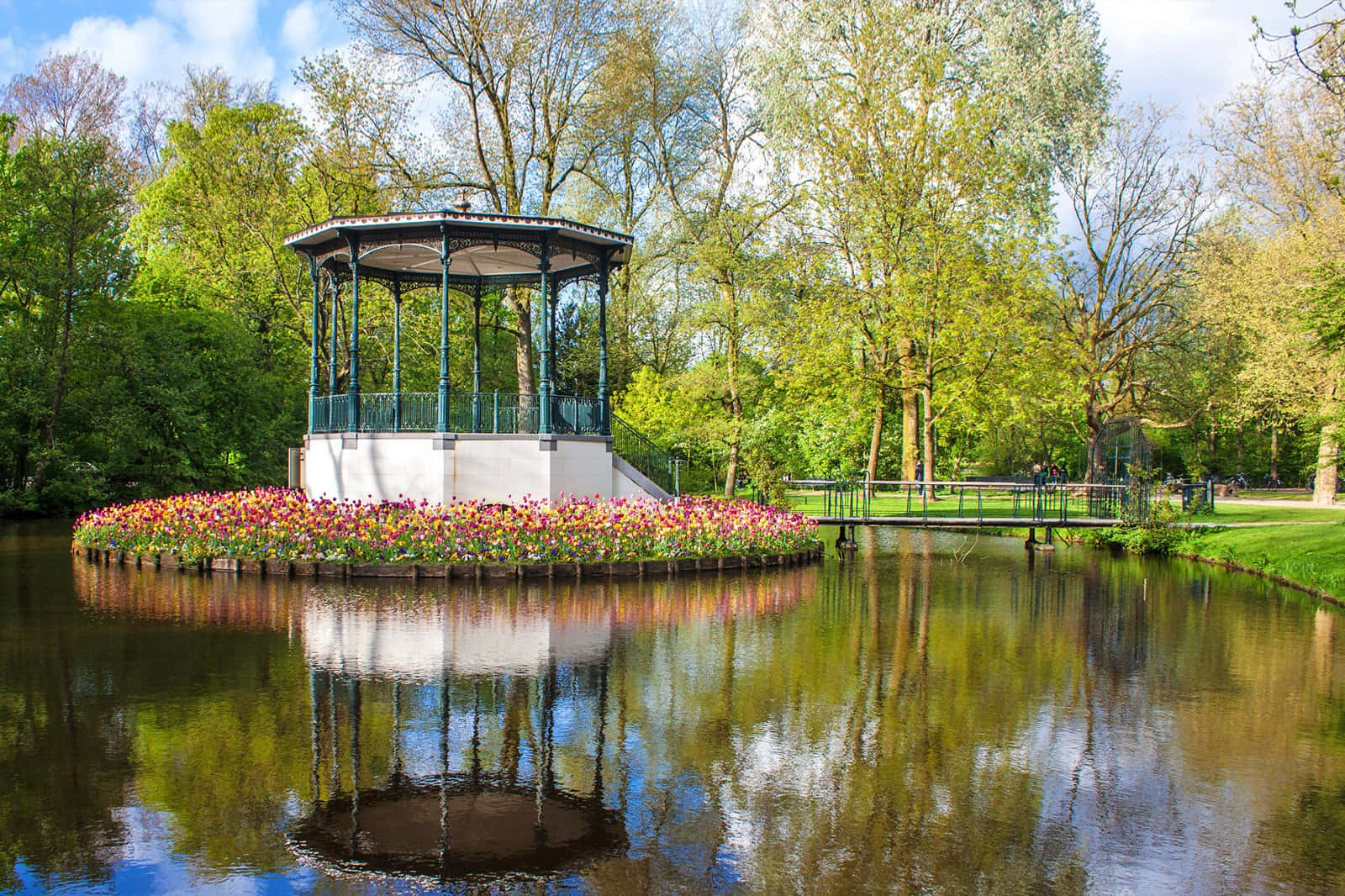 Enjoy A Scenic View Of The Historic Canal In Amsterdam During The Beautiful Spring Season. Background