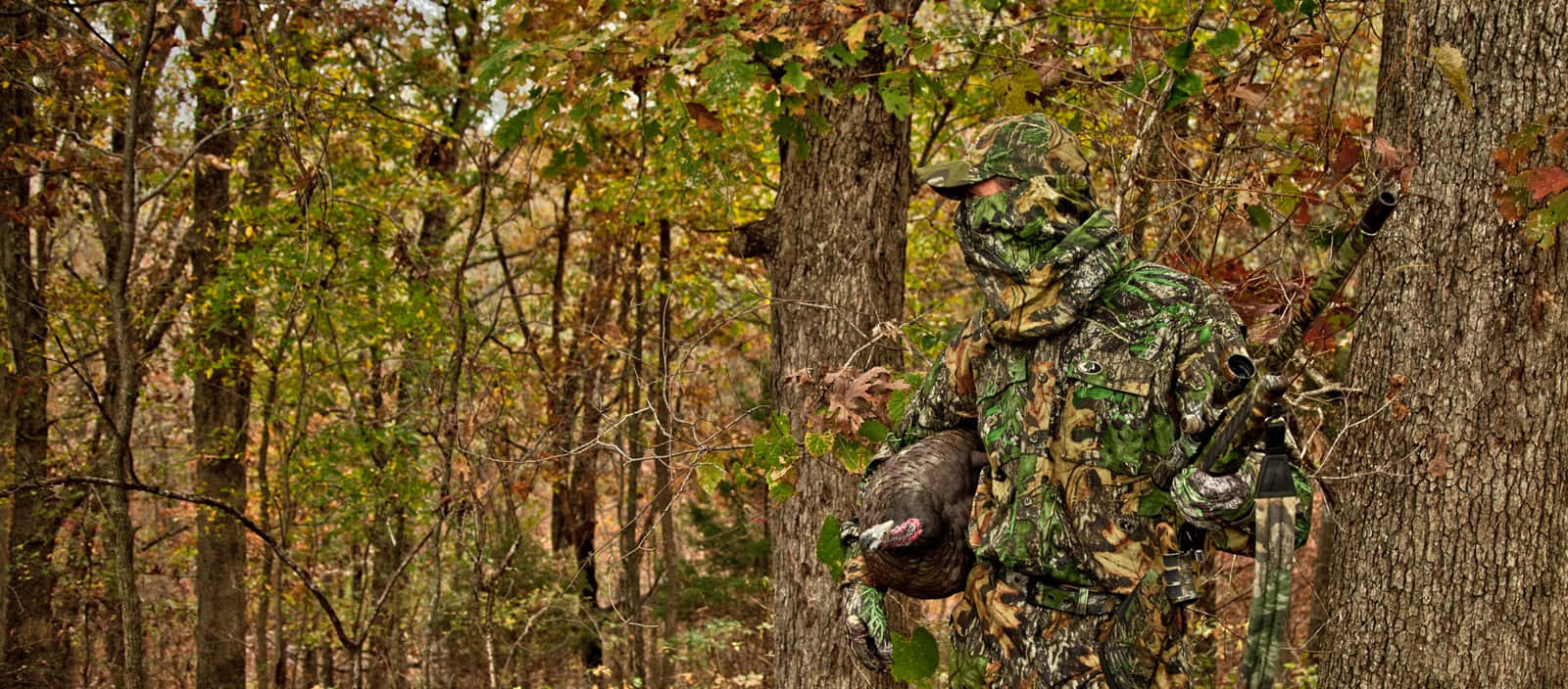 Enjoy A Thrilling Hunt In The Great Outdoors With This Hunting Camo. Background
