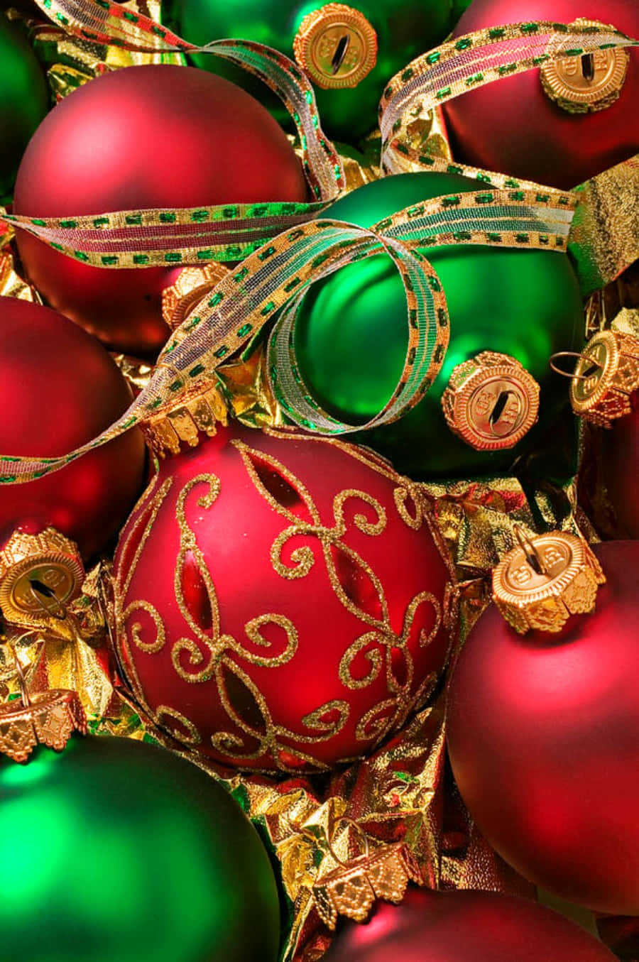 Enjoy A Traditional Red And Green Holiday With These Festive Decorations!