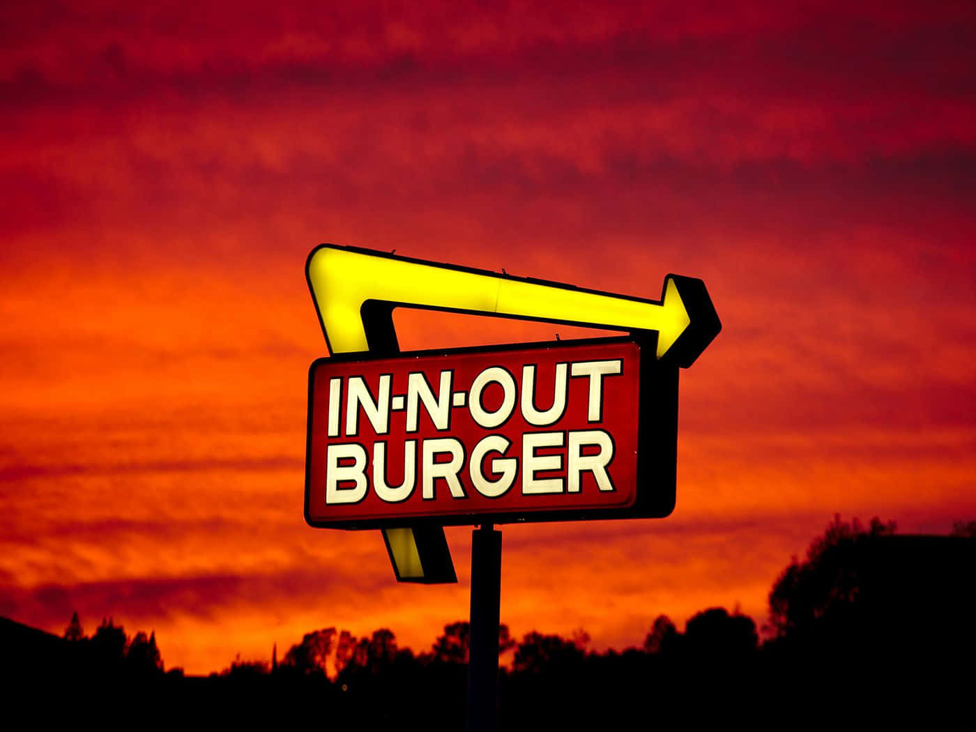 Enjoy Delicious Burgers And Fries At In-n-out! Background