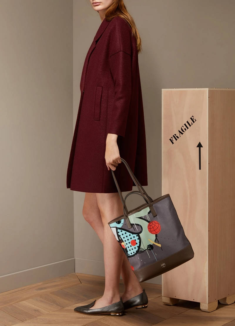 Enjoy Effortless Portability With The Moynat And Mambo Tote Bag Background