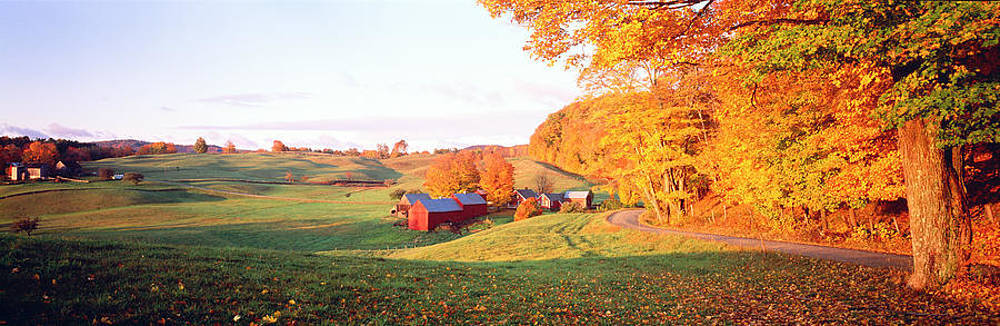 Enjoy The Beautiful Views Of Autumn At Fall Farm Background