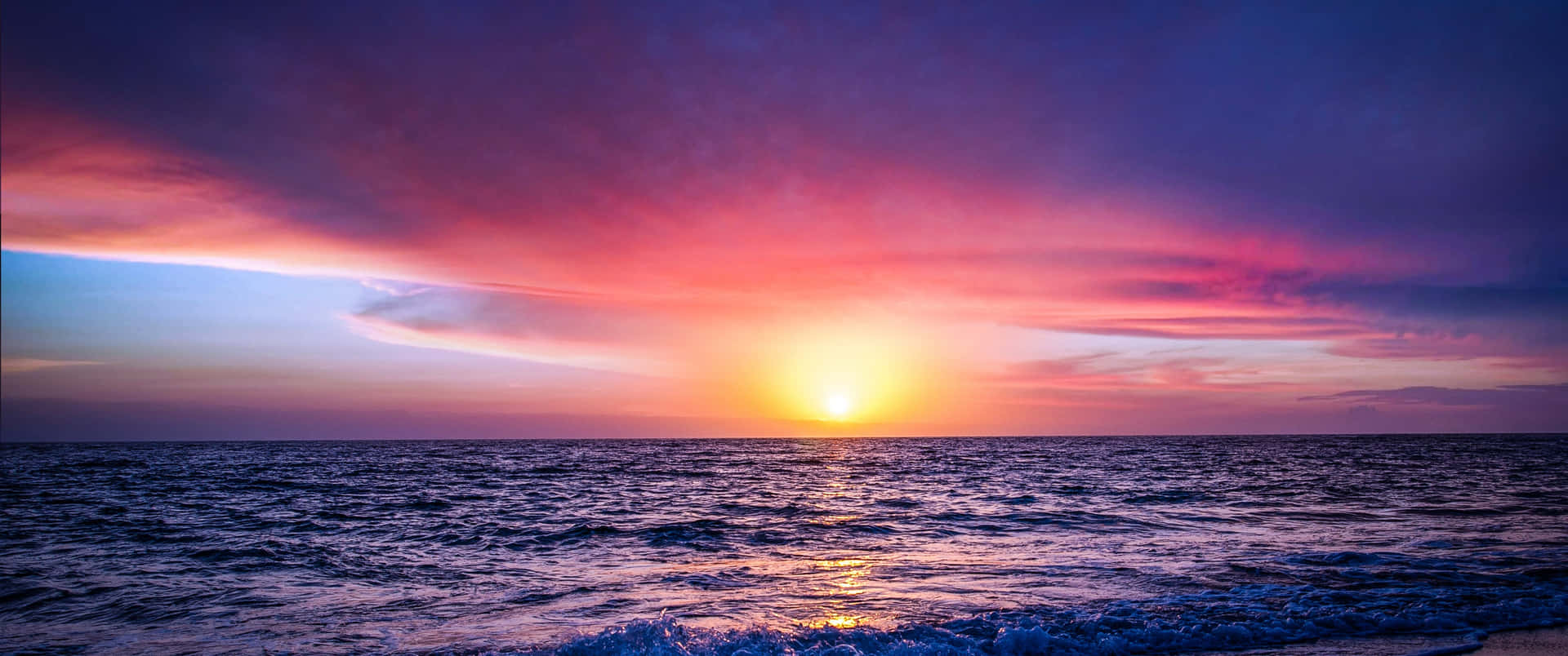 Enjoy The Beauty Of A Tranquil Beach And Sky. Background