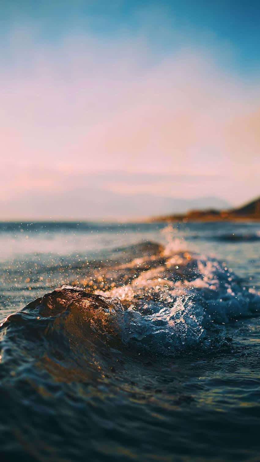 Enjoy The Beauty Of The Vast Ocean With This Amazing Aesthetic Phone! Background