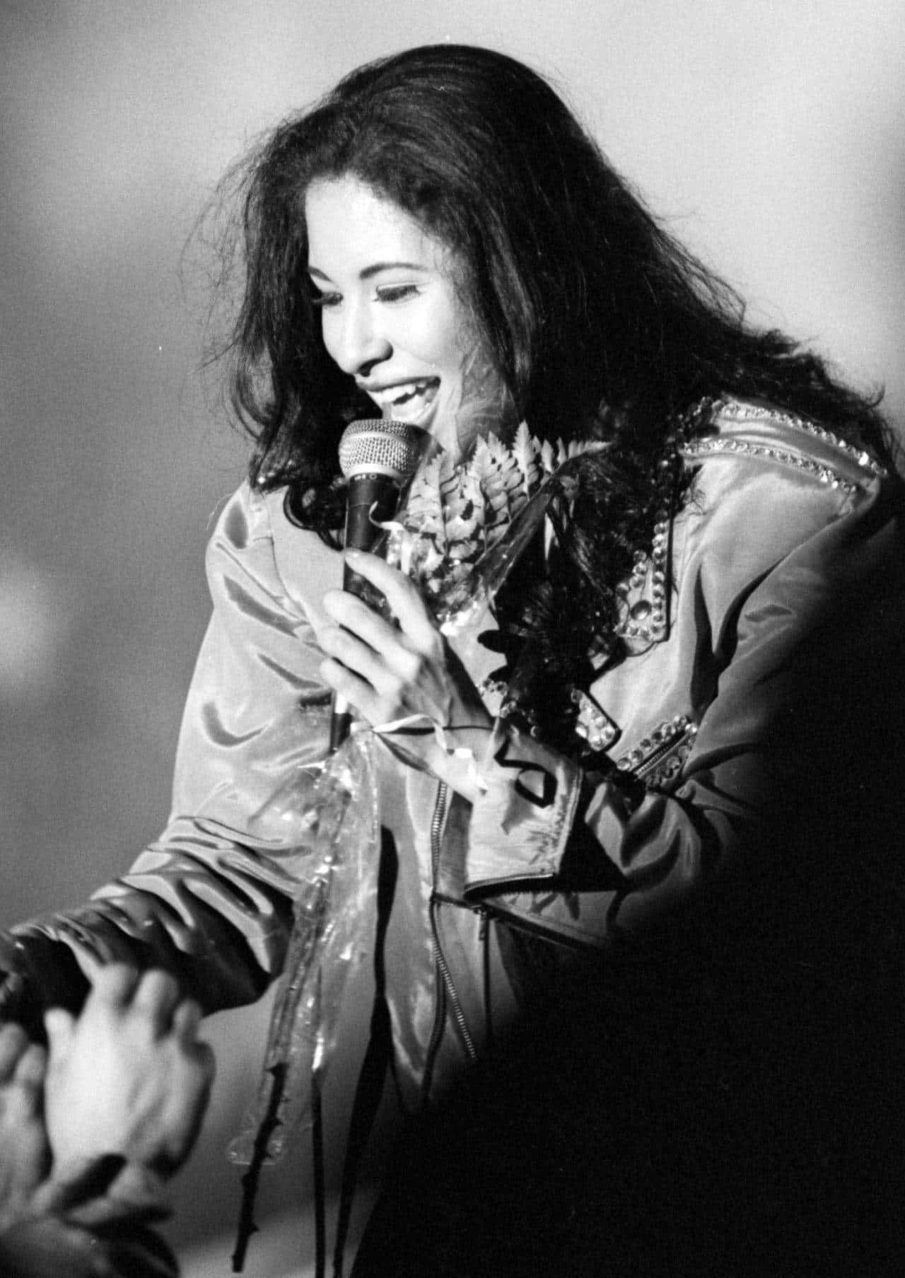 Enjoy The Best Of Selena Quintanilla With The New Iphone Background