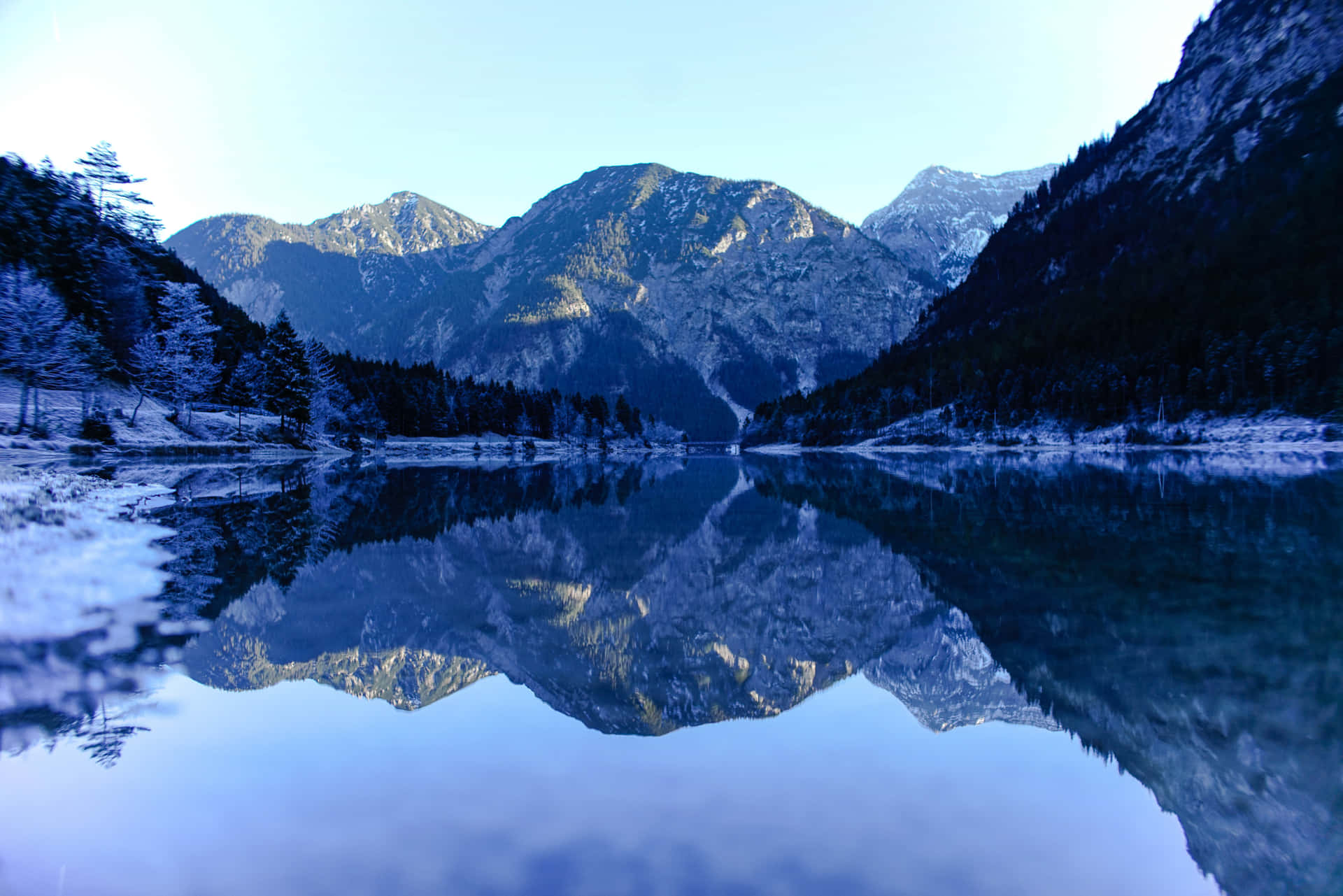 Enjoy The Breathtaking View Of This Beautiful Mountain Lake. Background