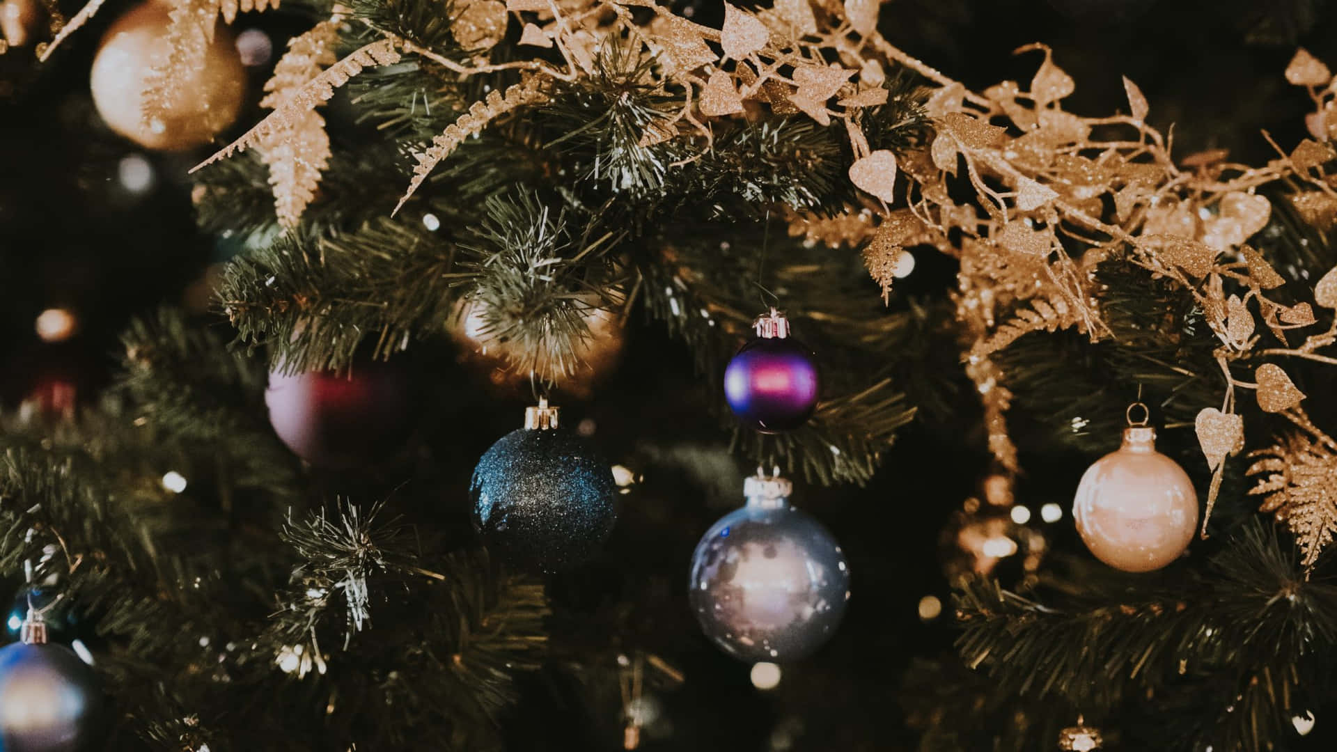Enjoy The Holidays With A Customized Christmas Pc! Background