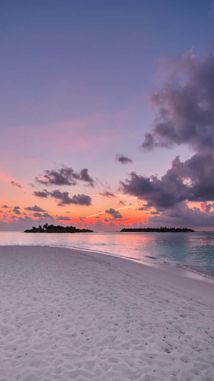 Enjoy The Magic Of Nature With This Picture-perfect Sunset At The Beach. Background