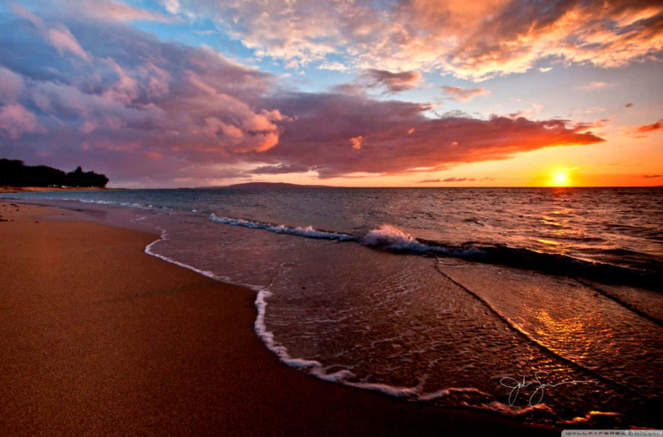 Enjoy The Magnificent Evening View At The Beach Background