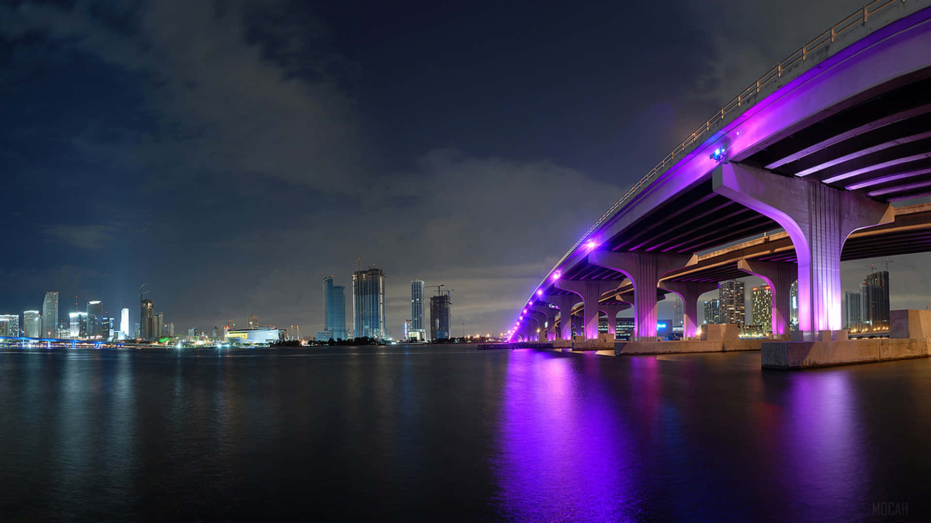 Enjoy The Magnificent View Of Miami's Skyline. Background