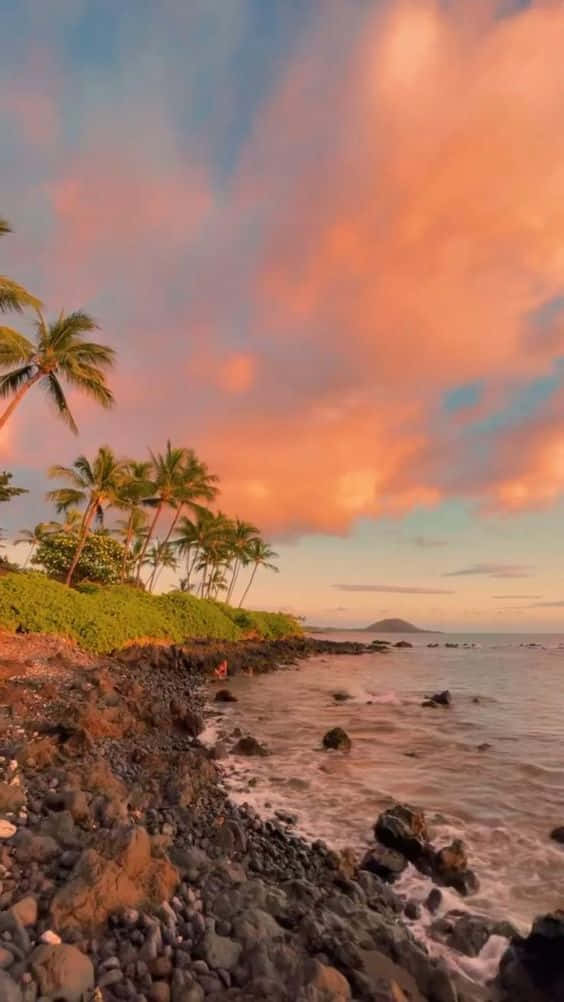 Enjoy The Majestic Beauty Of Hawaii From Your Iphone. Background