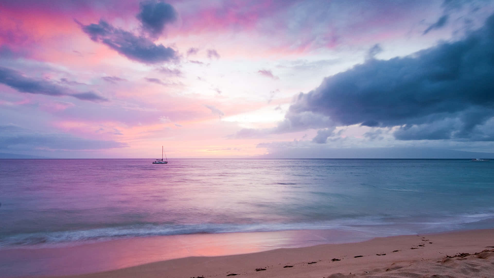 Enjoy The Morning Sun Rising Over The Endless Blue Ocean In A Peaceful Setting At Ocean Beach. Background