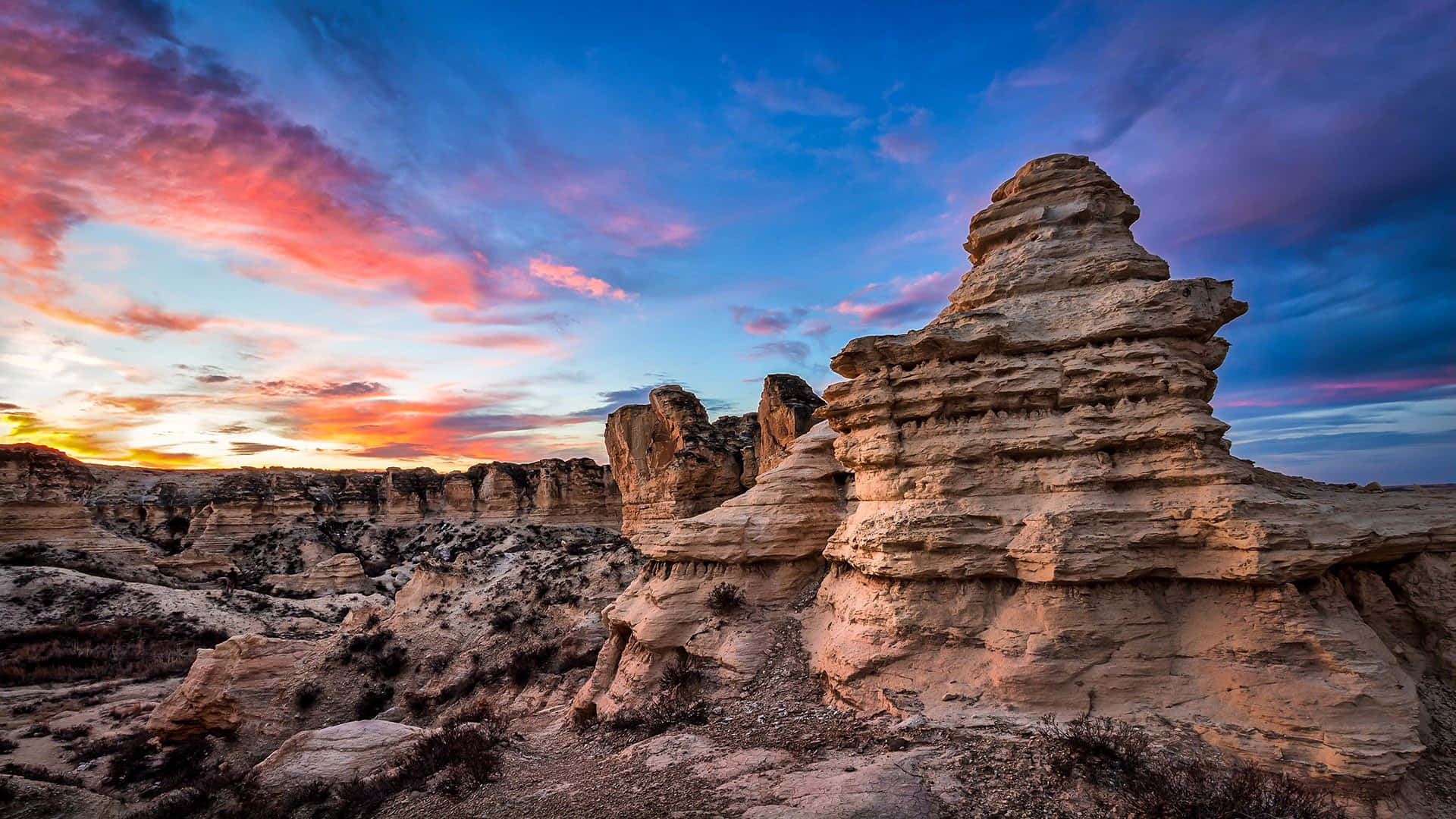 Enjoy The Natural Beauty Of Castle Rock Park, Kansas Background