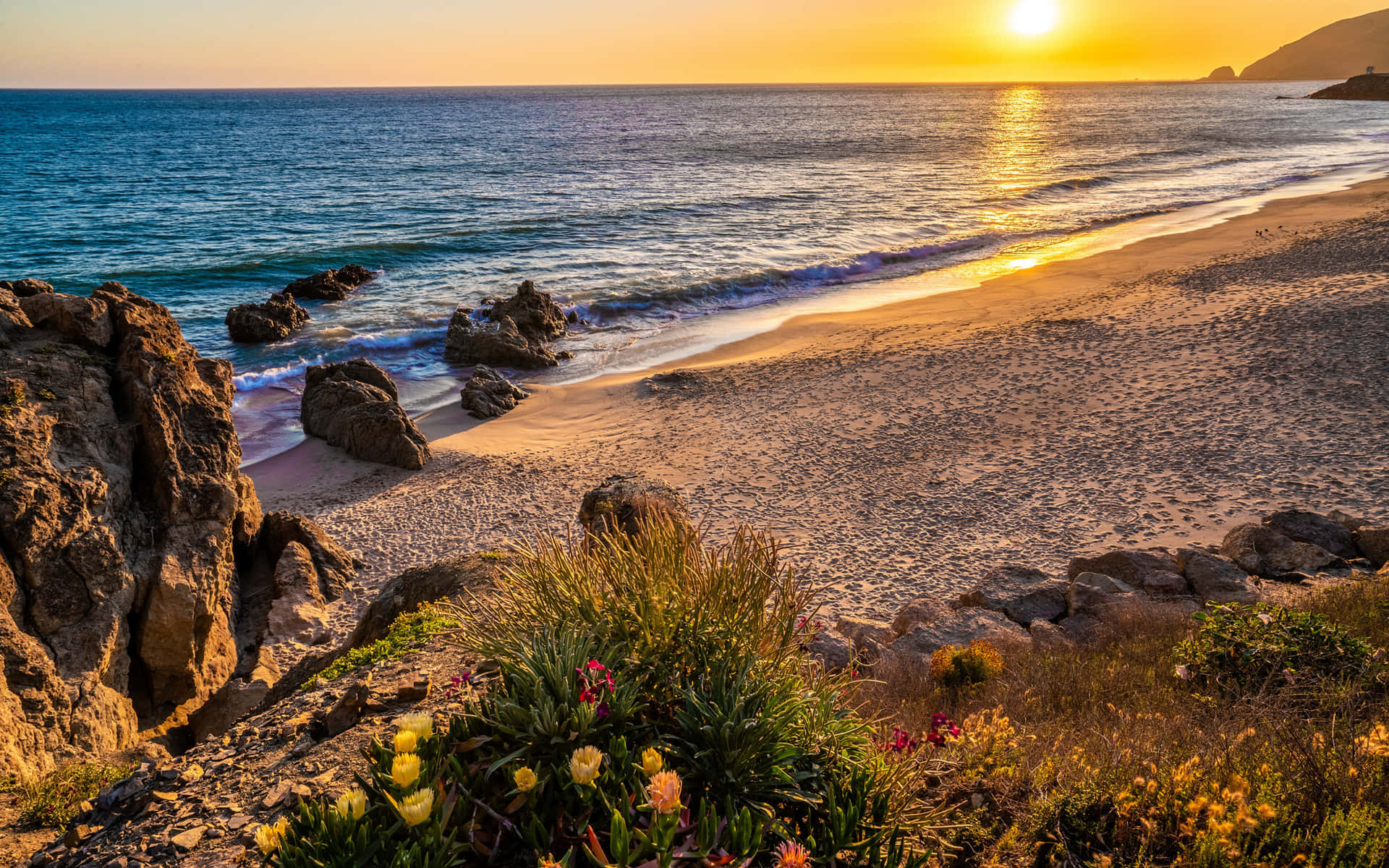 Enjoy The Peaceful Beauty Of A Malibu Beach Sunrise. Background