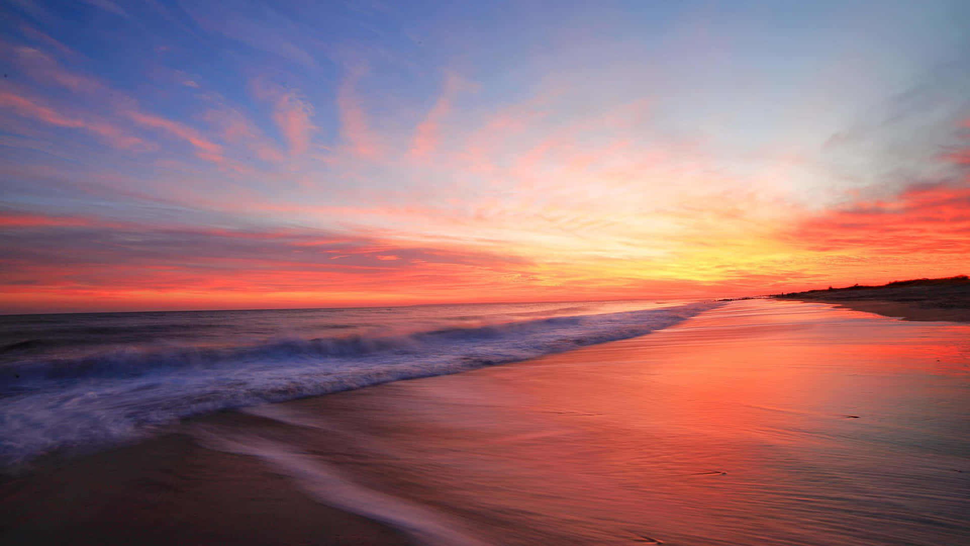 Enjoy The Tranquil Evening With A Sunset Wave Background