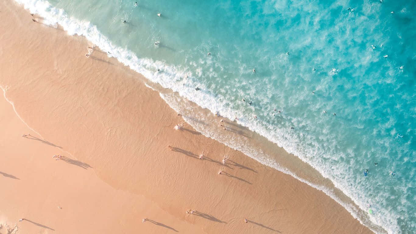 📸 Enjoy The Tranquility Of A Peaceful Beach Day Background