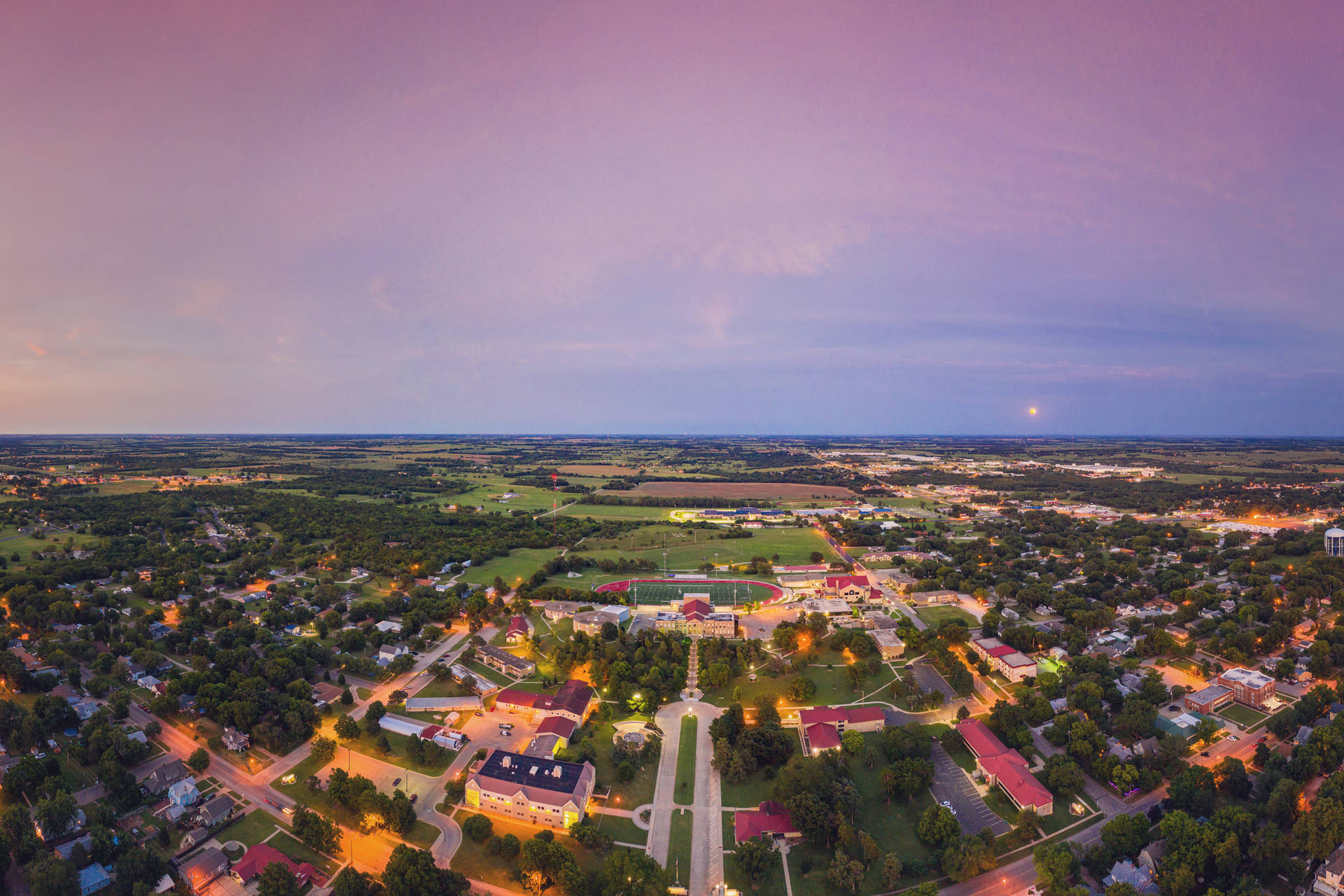 Enjoying A Beautiful Day At Southwestern College In Winfield, Kansas Background