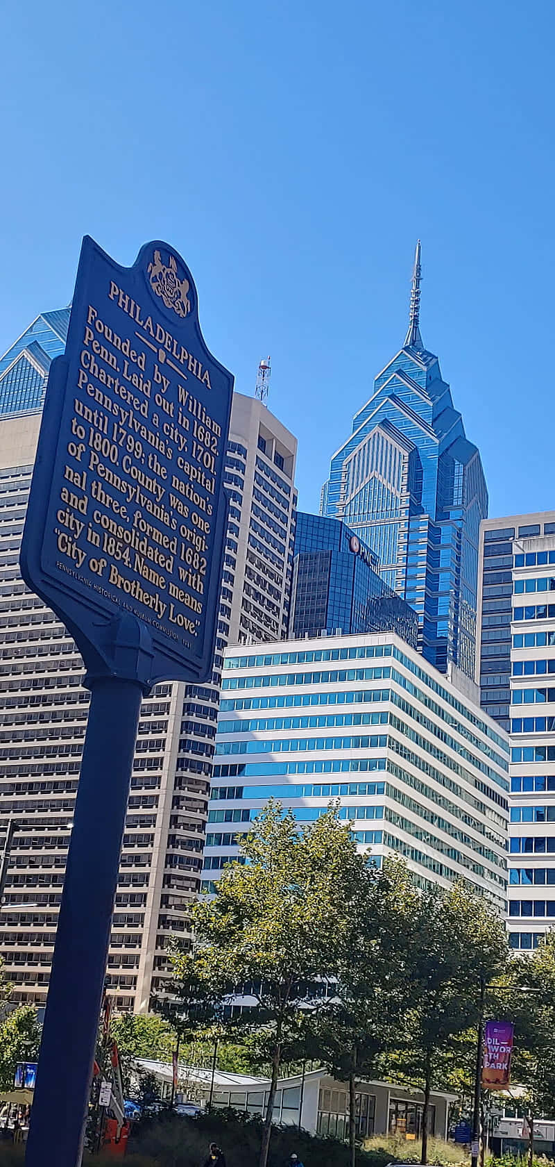 Enjoying A Bright And Beautiful Day In Downtown Philadelphia. Background