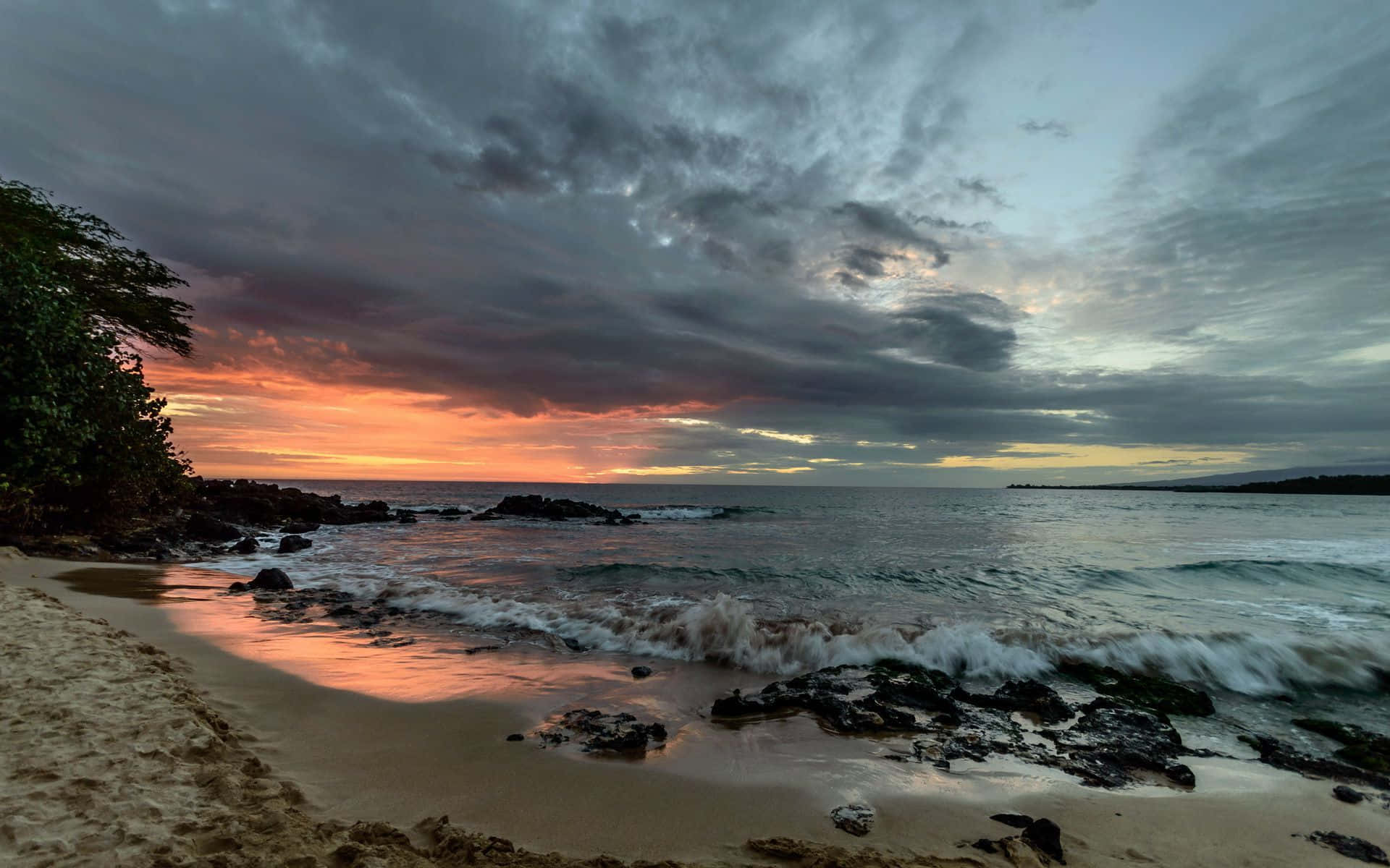 Enjoying A Stunning Hawaii Sunset Background